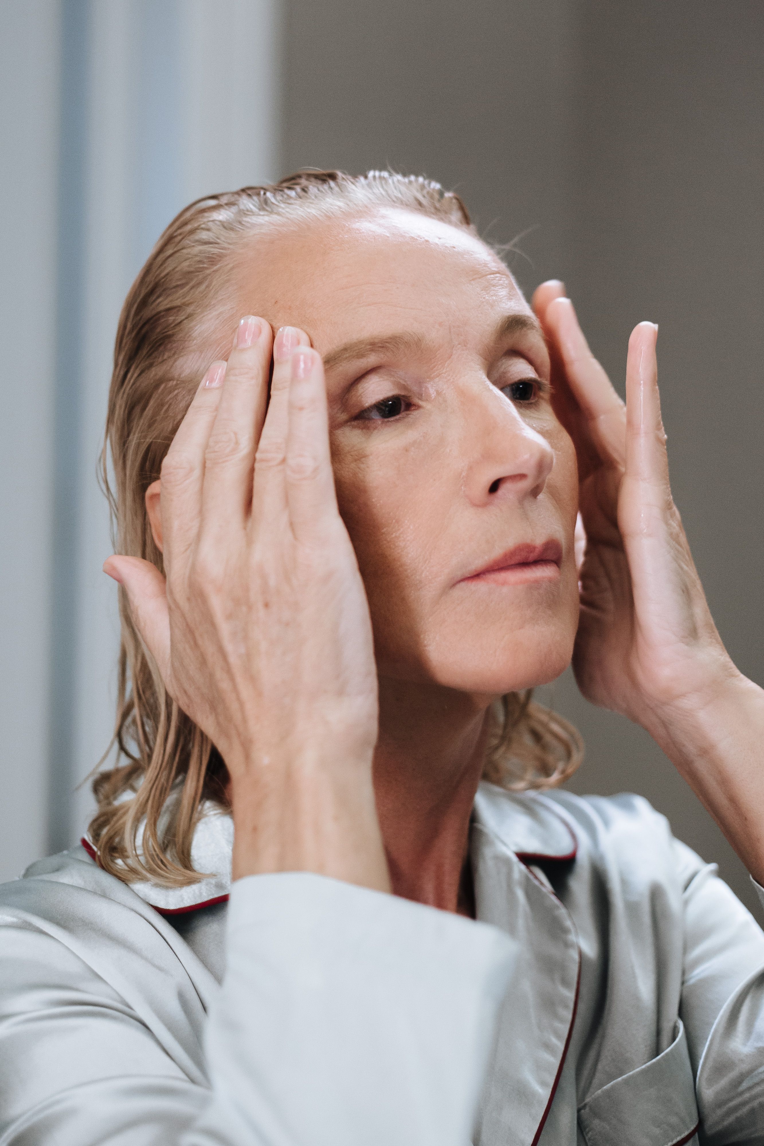 Woman rubbing her temples| Source: Pexels