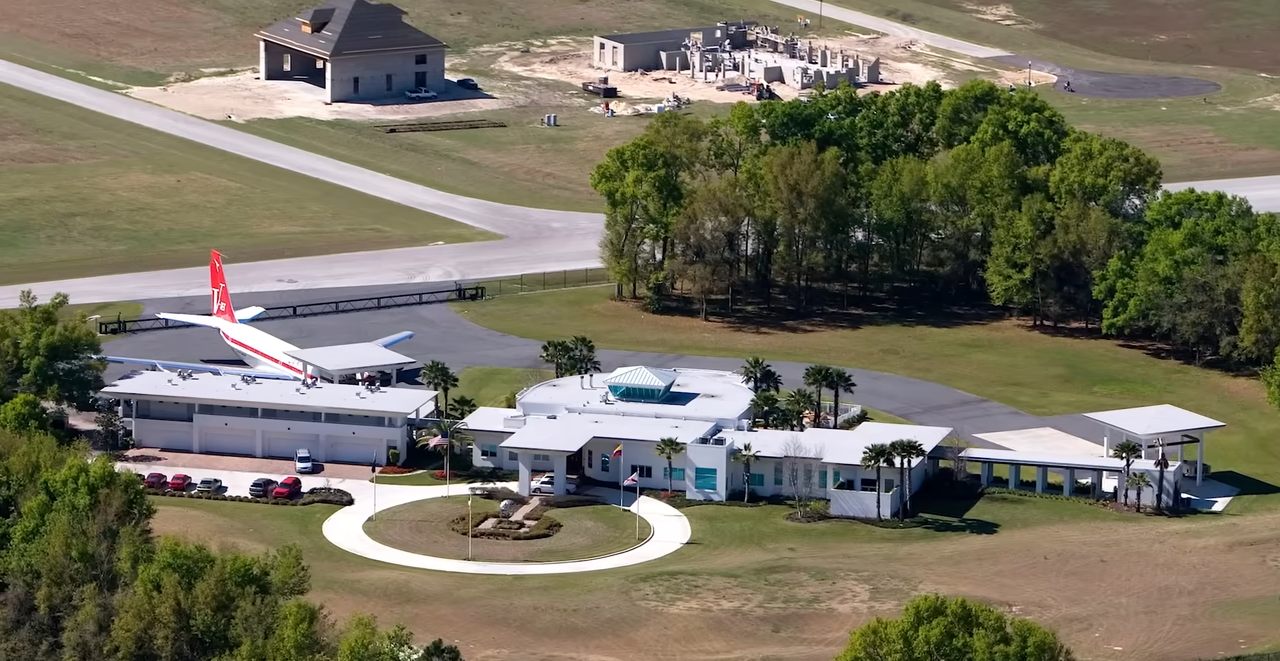 Travolta's sprawling Jumbolair property sits beside taxiways designed to connect homes in the aviation community with the runway. | Source: YouTube/@Therichest