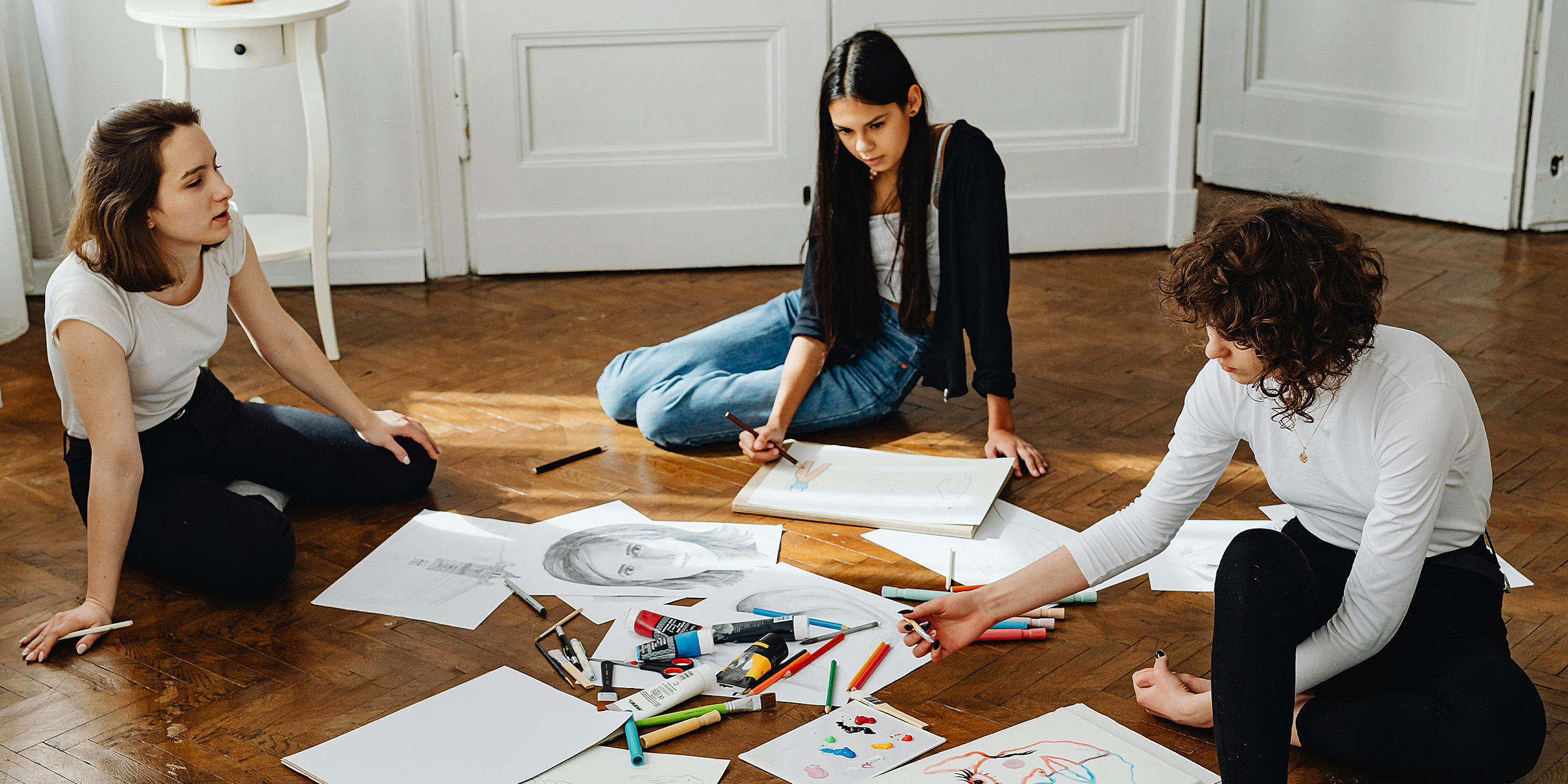 Three women painting | Source: Pexels