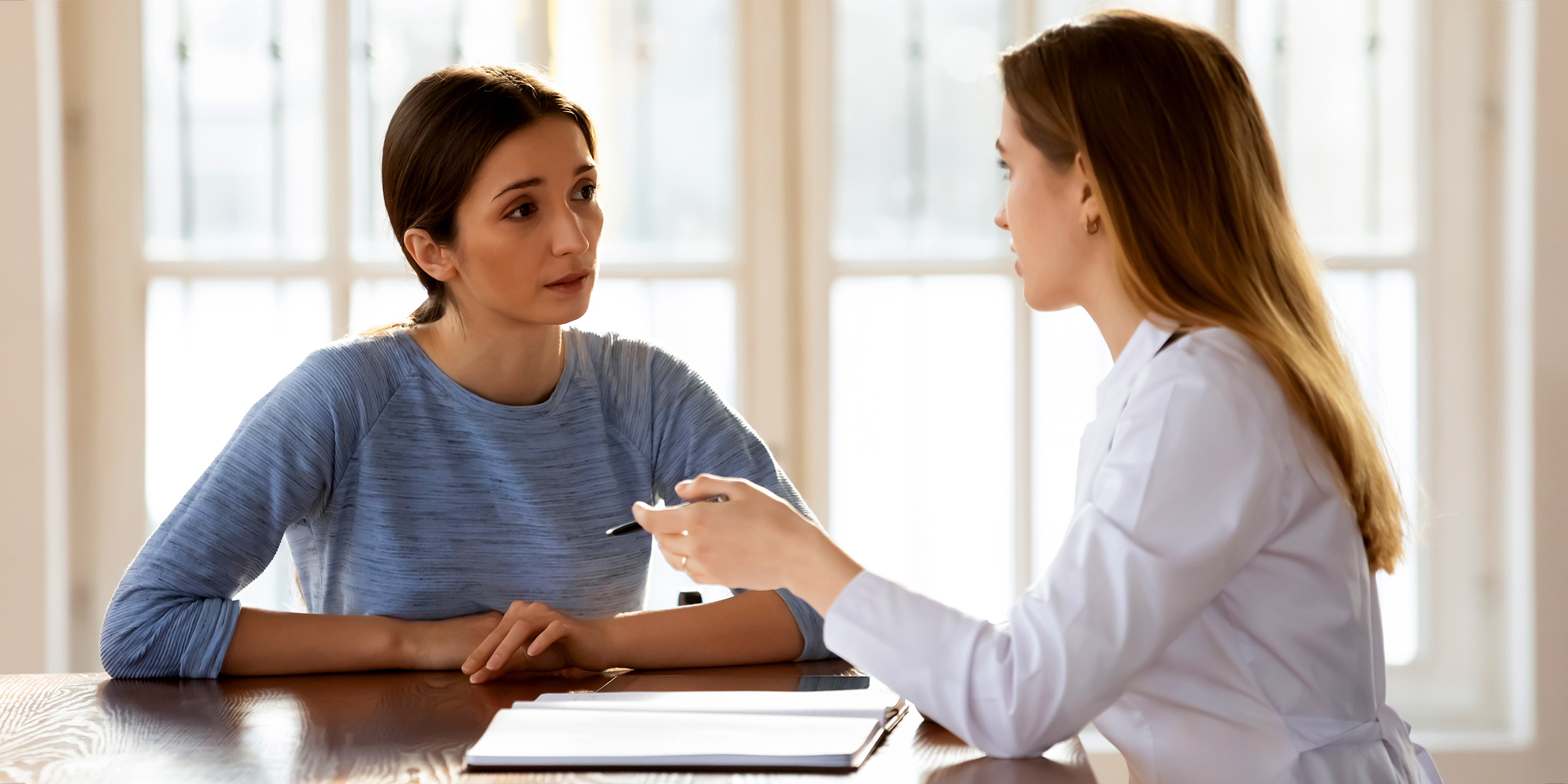 Woman talking to a therapist | Source: Getty Images