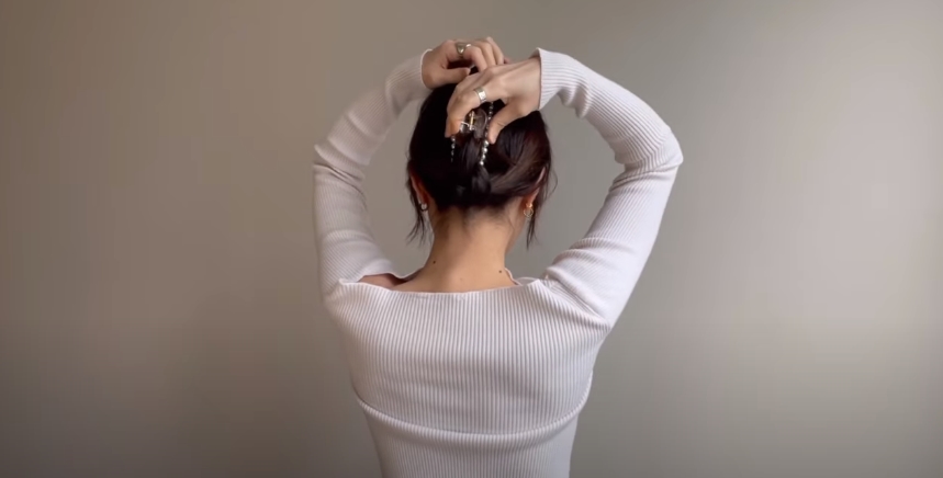 Screenshot from "3 Easy 90s Claw clip hair styles."  | Source: youtube.com/Minimal hair