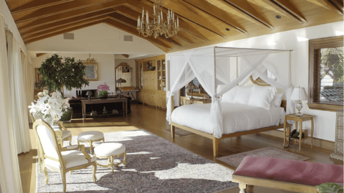 Pierce Brosnan and Keely Smith's 4,000-square-feet primary bedroom at the Southeast Asian-style home. / Source: YouTube/@ArchitecturalDigestIndia