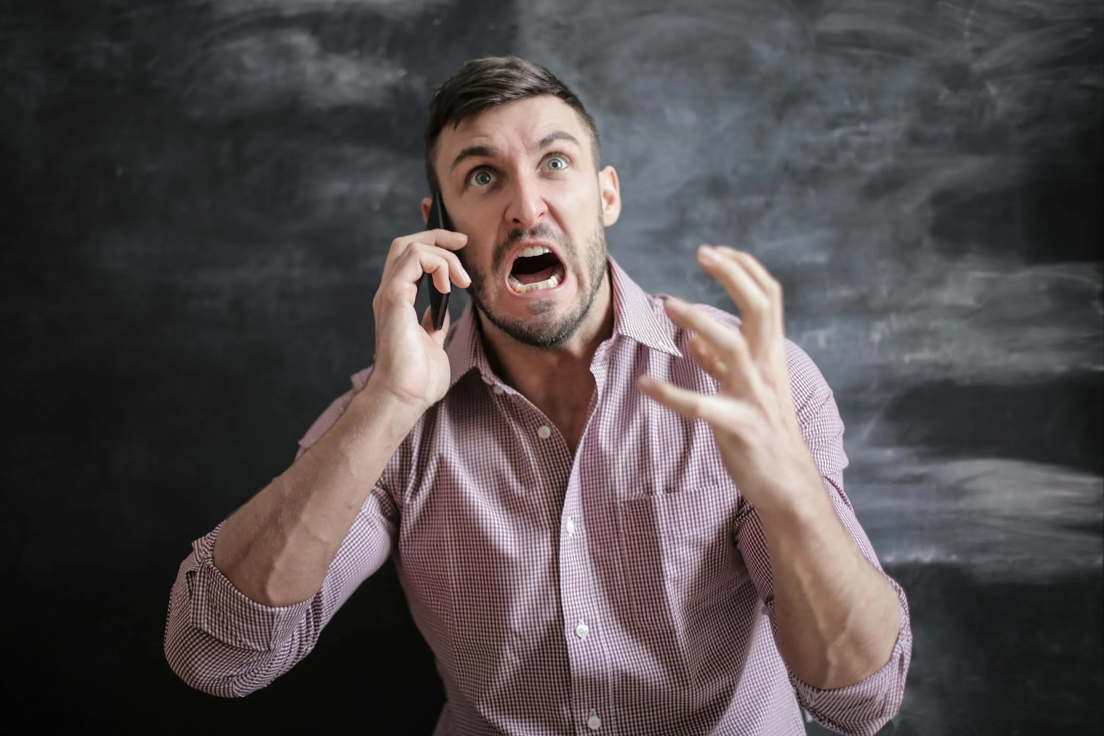 An angry man shouting on his phone | Source: Pexels