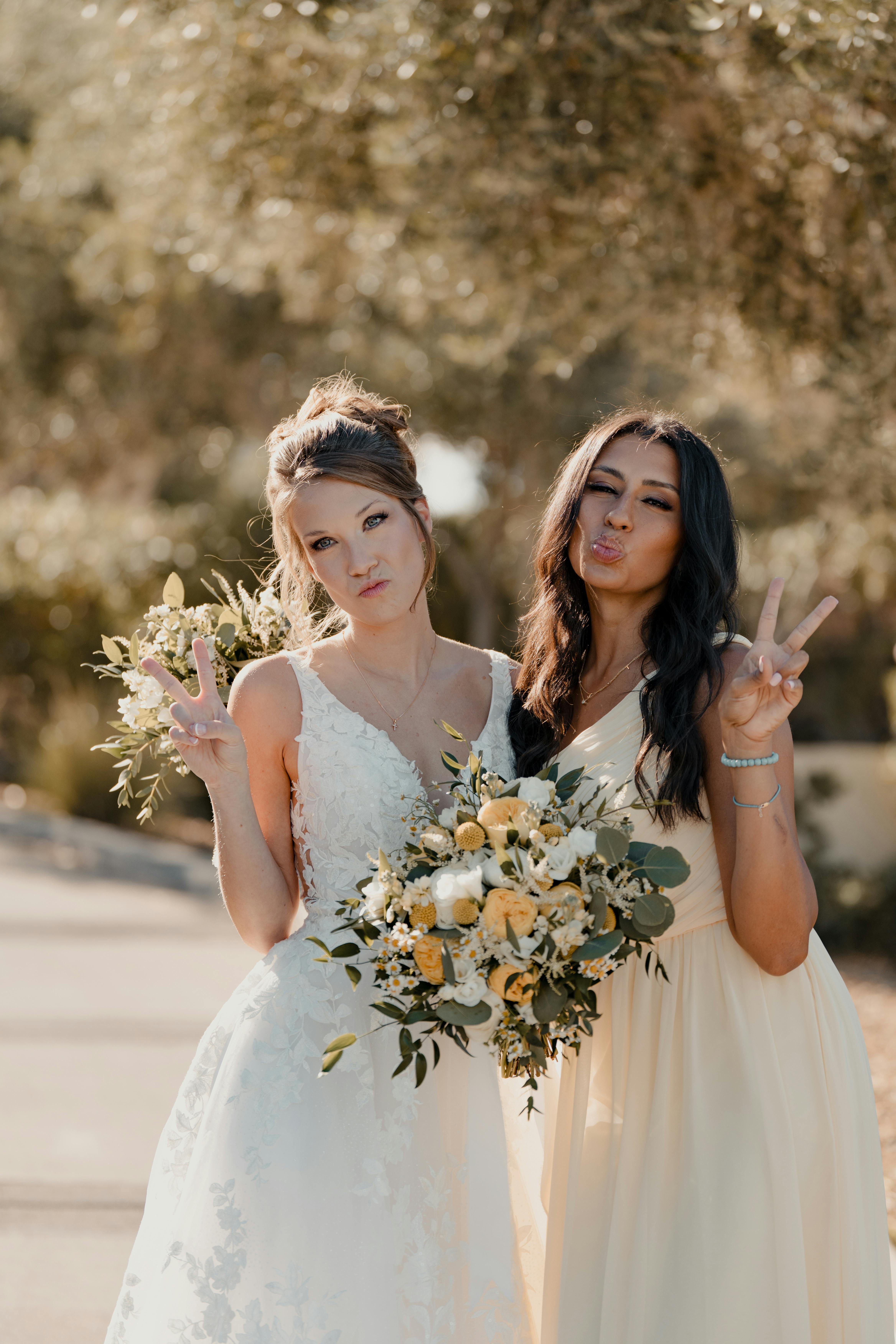 Two friends on the one's wedding day | Source: Pexels