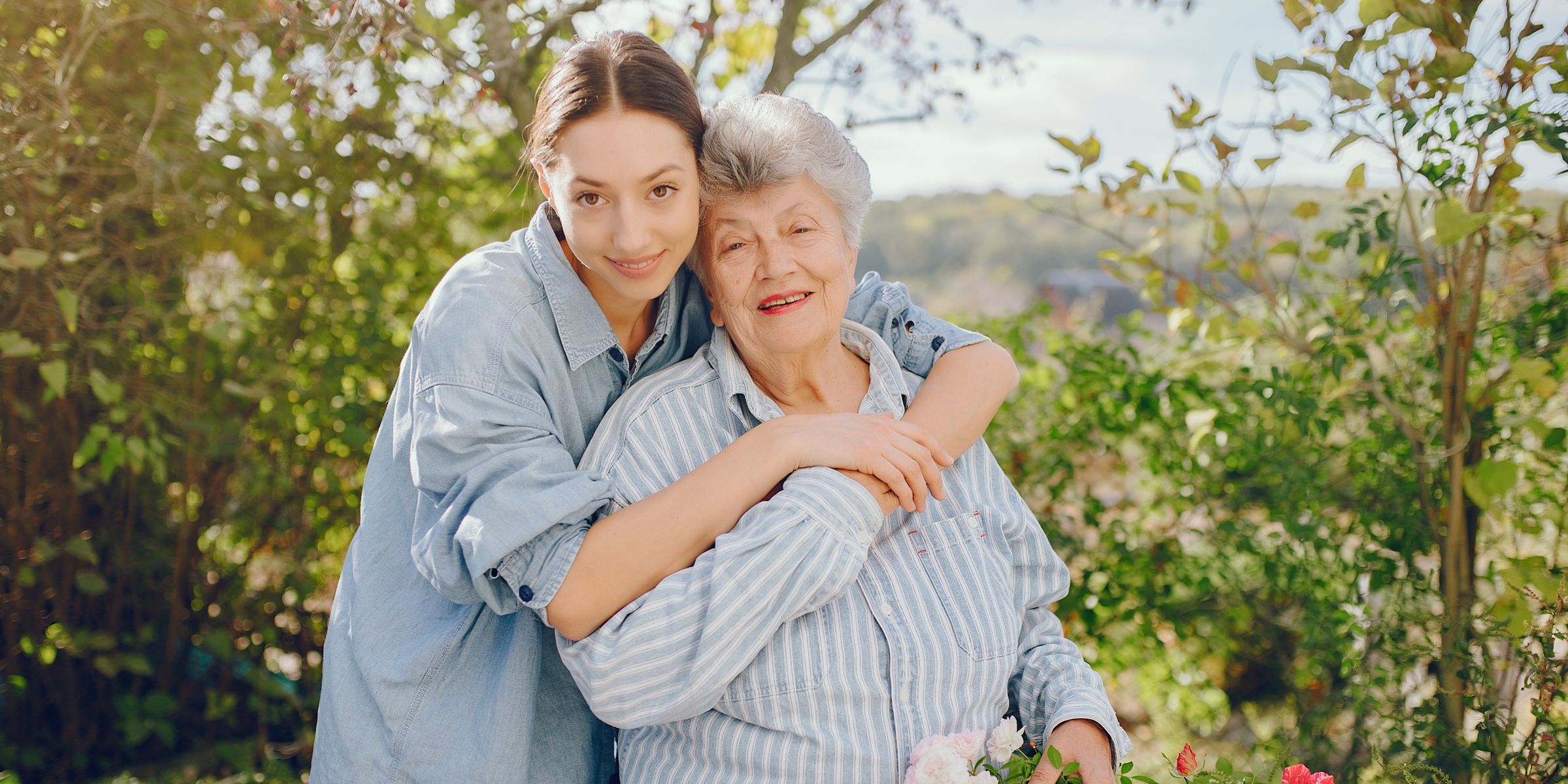 A younger woman hugging an older one outside | Source: Magnific