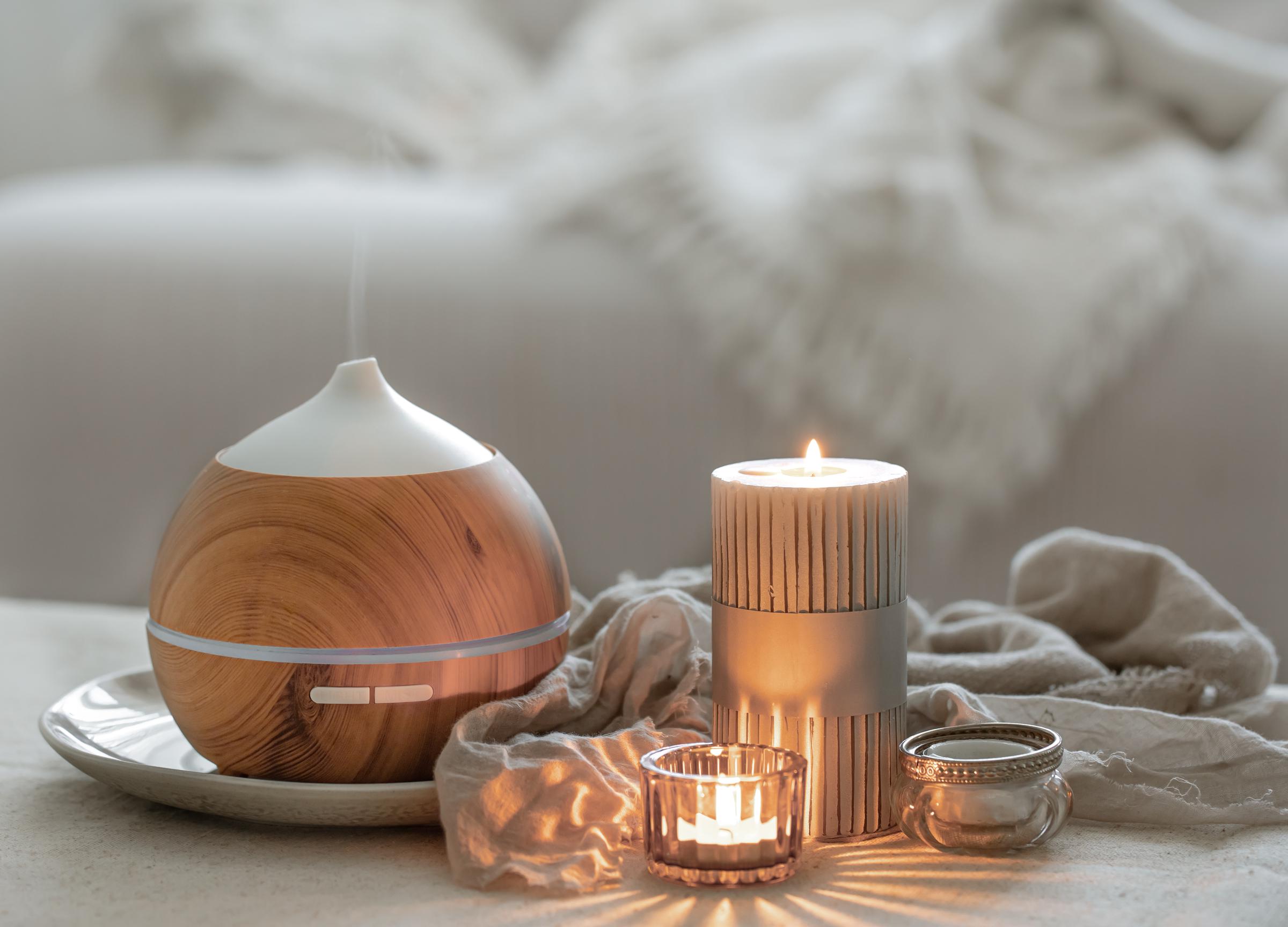 Diffuser and burning candles. | Source: Freepik