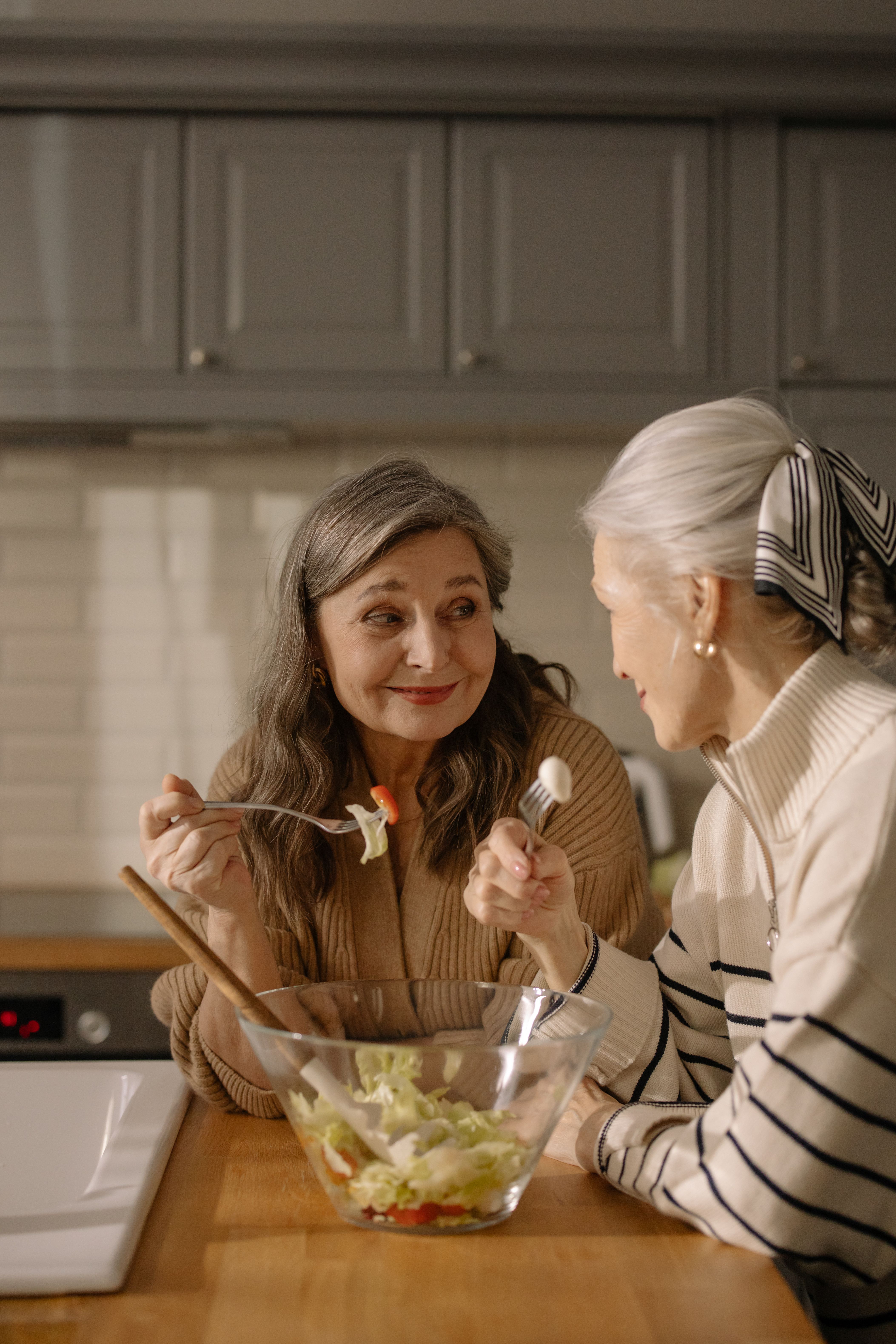A couple of women sharing a bowl of salad | Source: Pexels