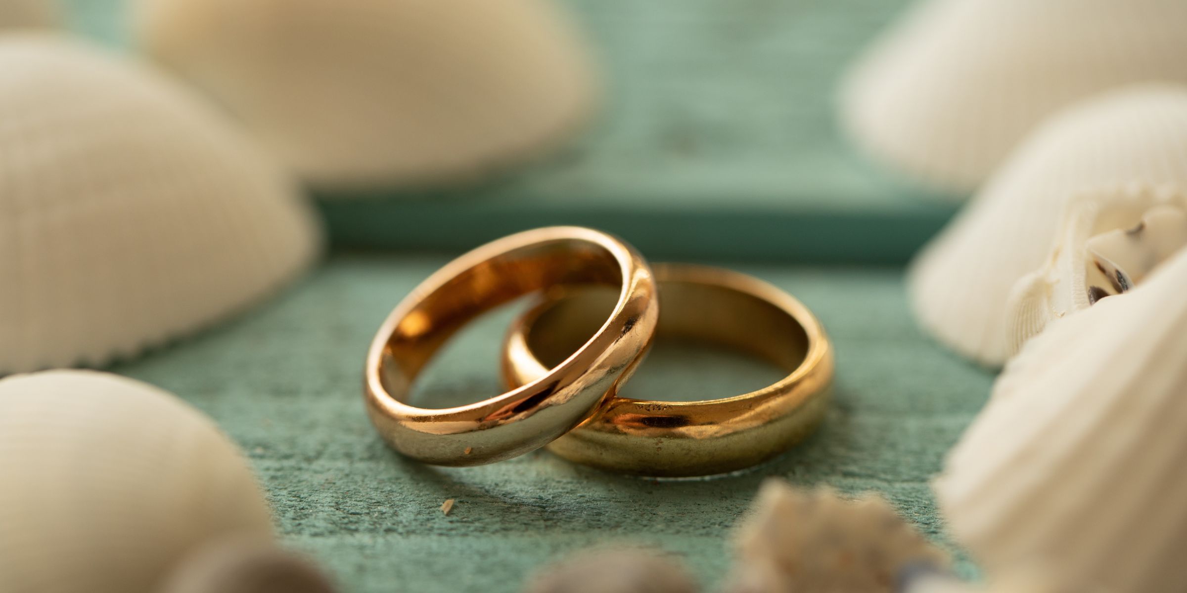 A pair of gold wedding rings | Source: Shutterstock