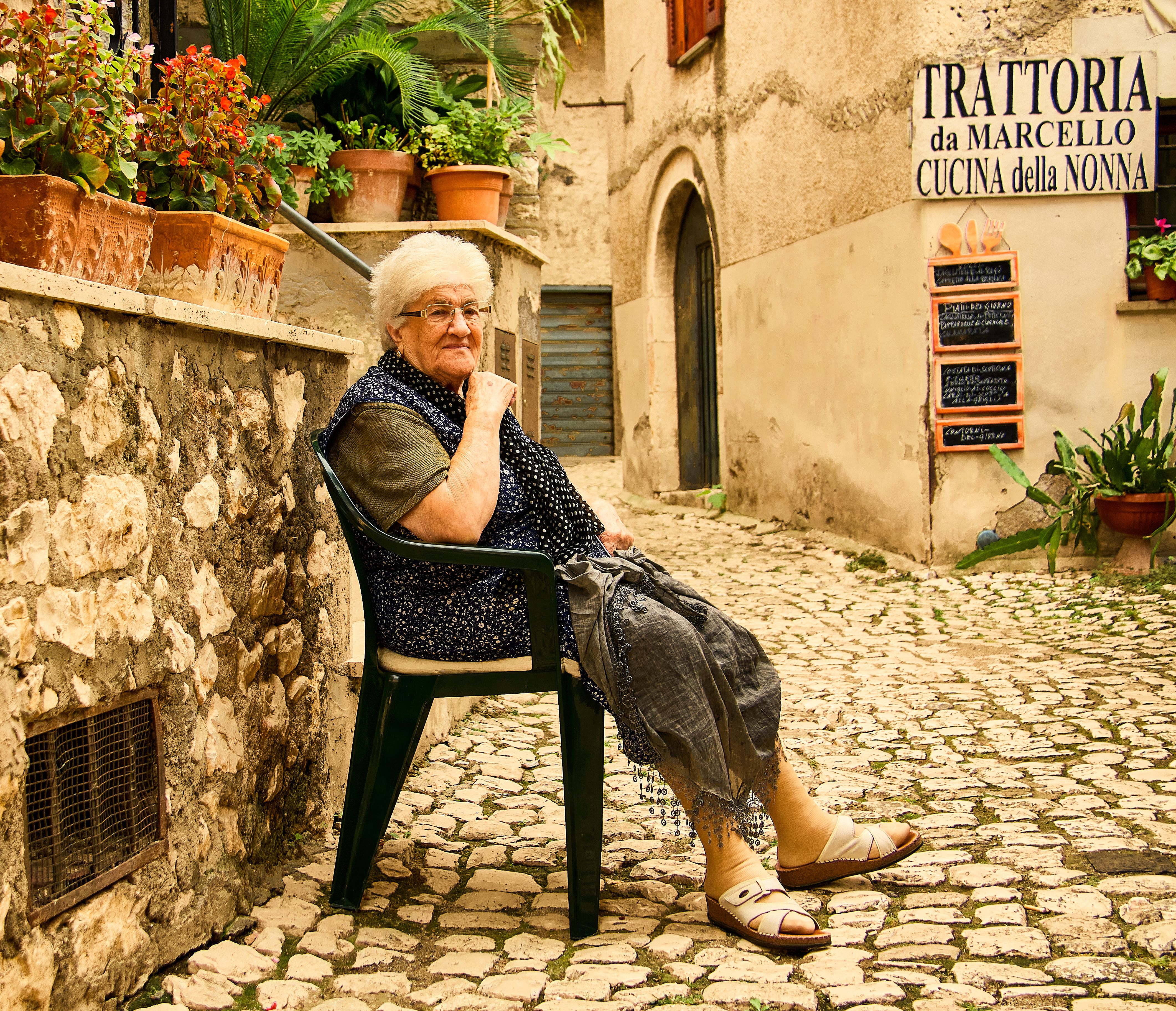 An Italian nonna sitting in the street by a trattoria | Source: Pexels