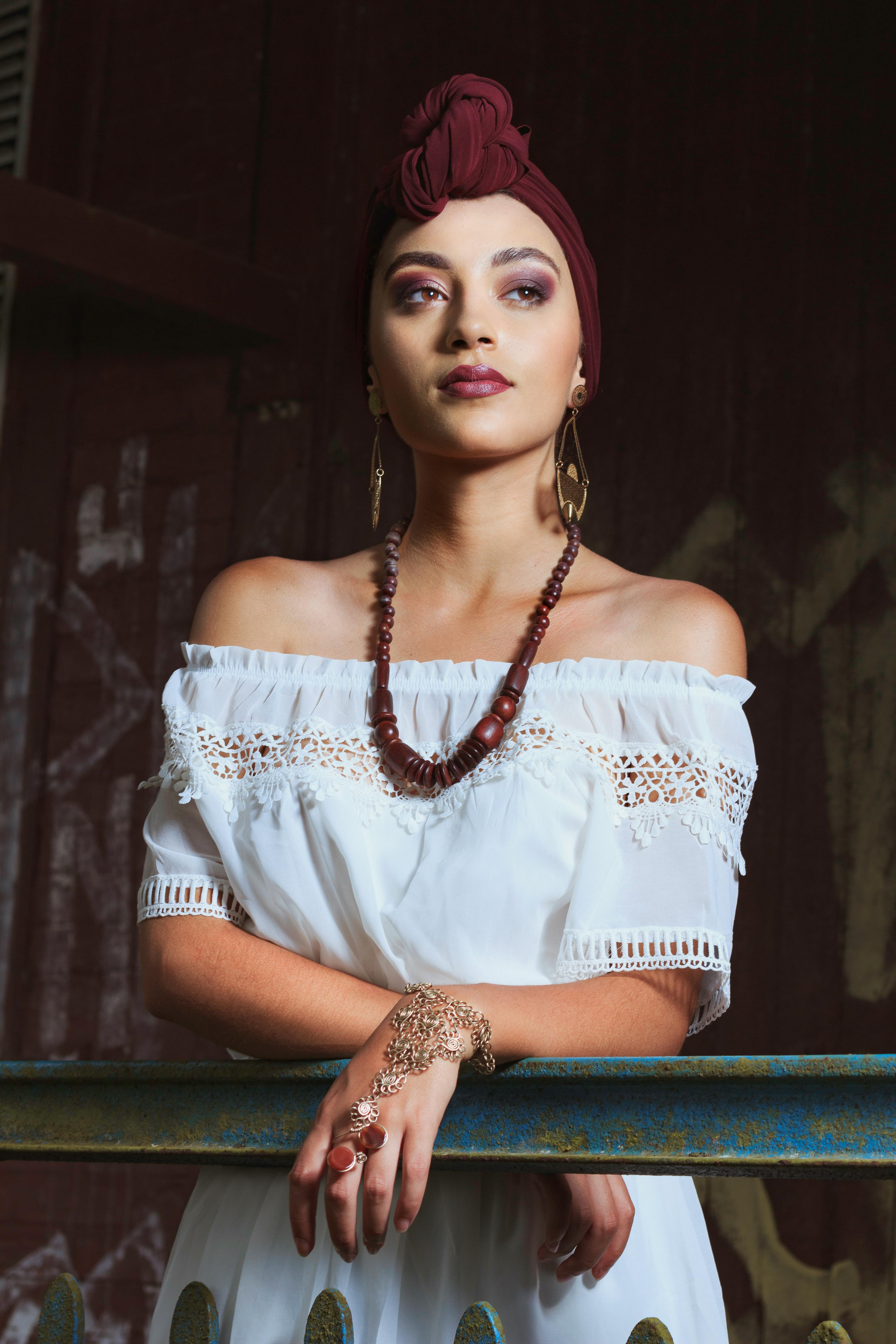 A woman wearing a bohemian inspired outfit | Source: Pexels