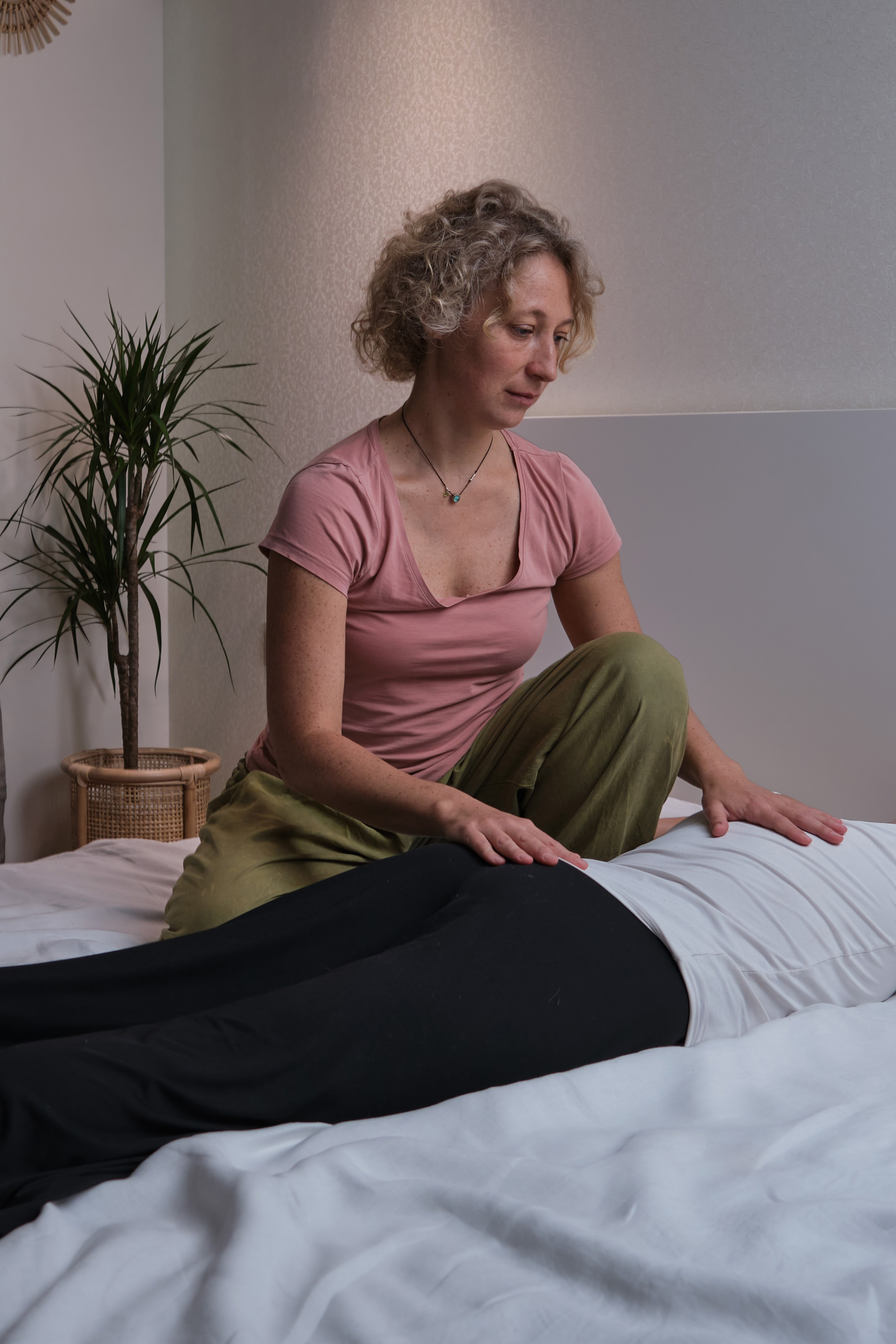 A woman performs a holistic back massage | Source: Getty Images