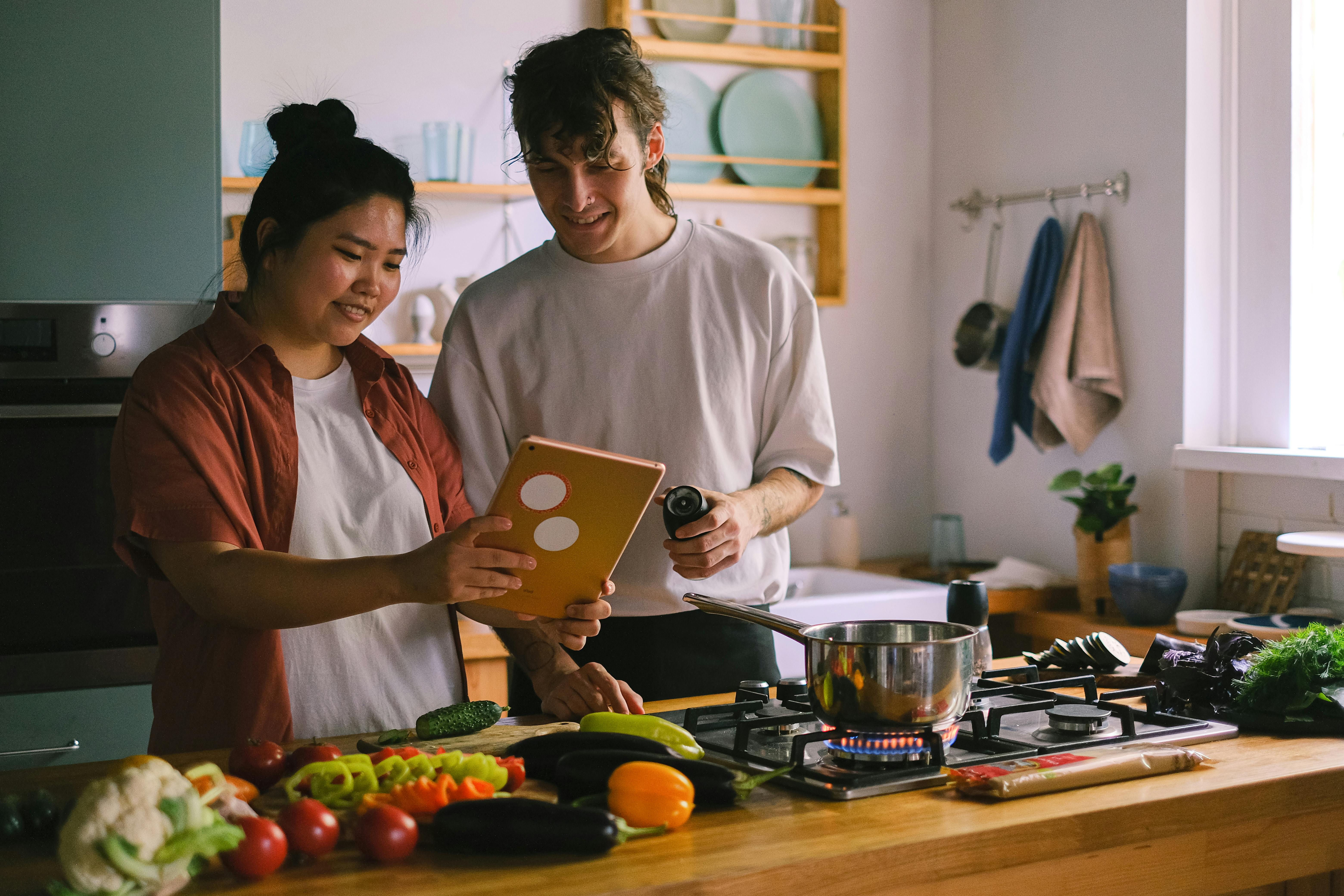 A couple cooking together | Source: Pexels