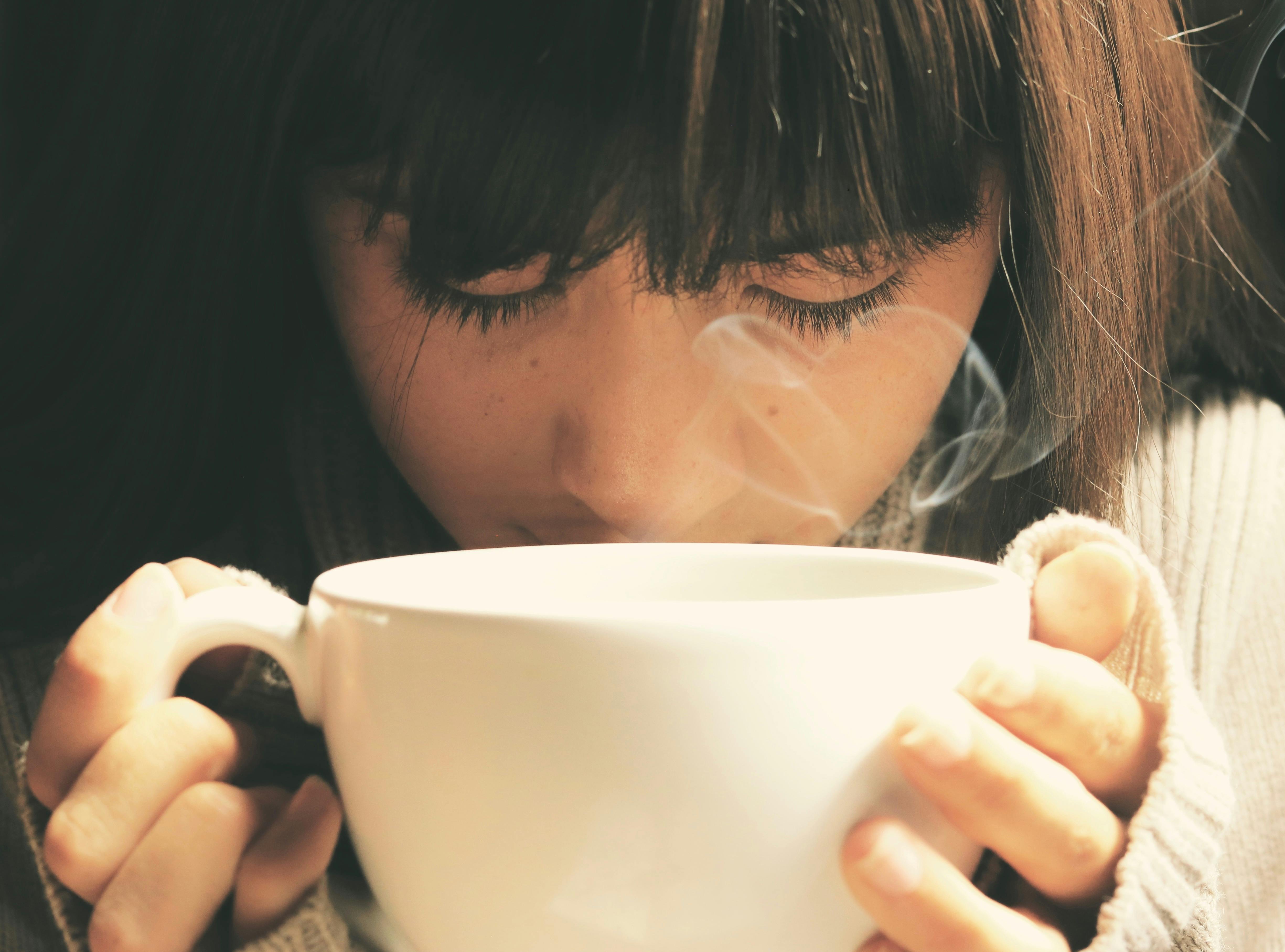 A woman sipping a cup of tea. | Source: Pexels