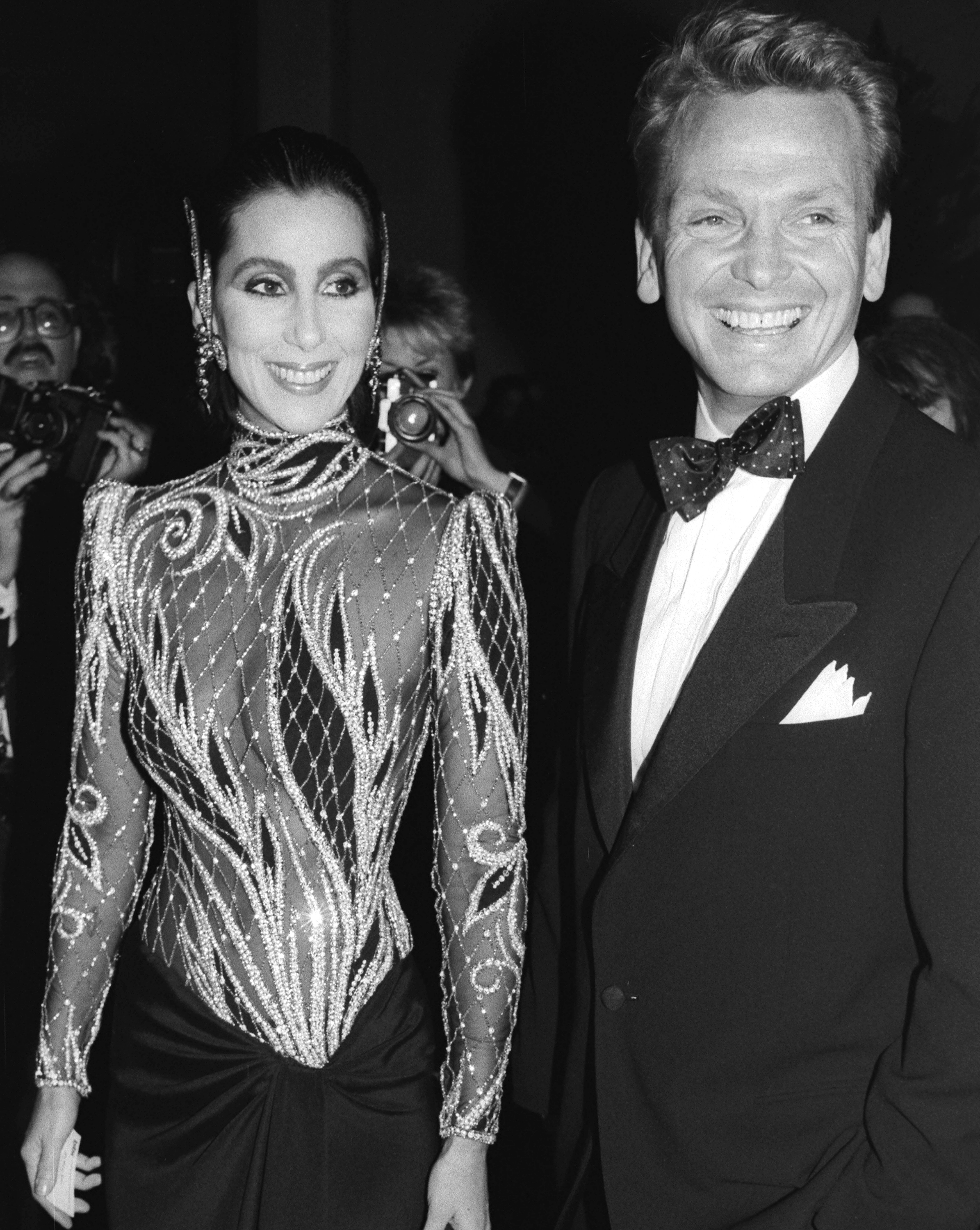 Cher and Bob Mackie, arriving at the Metropolitan Museum in December 1985 | Source: Getty Images
