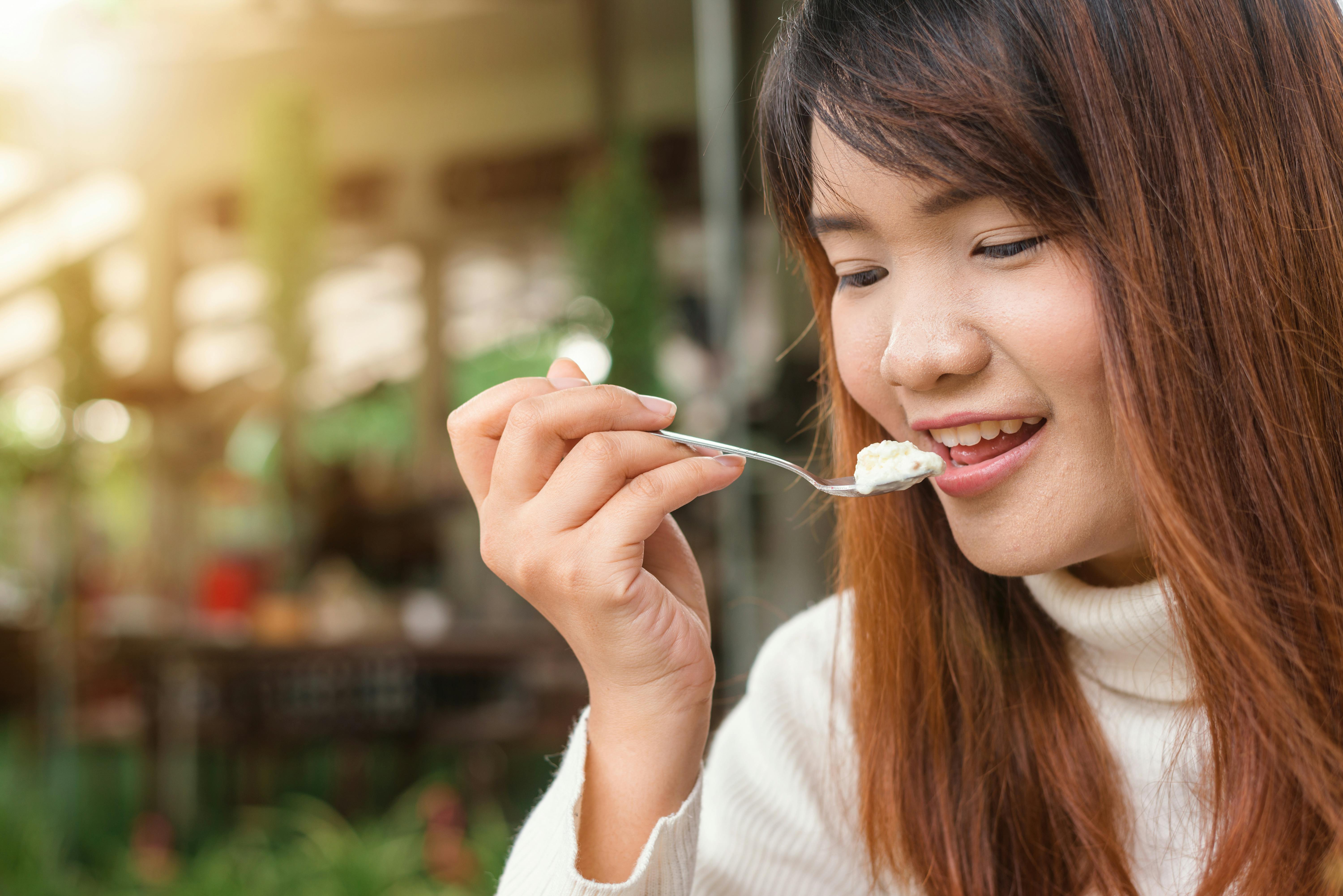 A woman eating | Source: Pexels