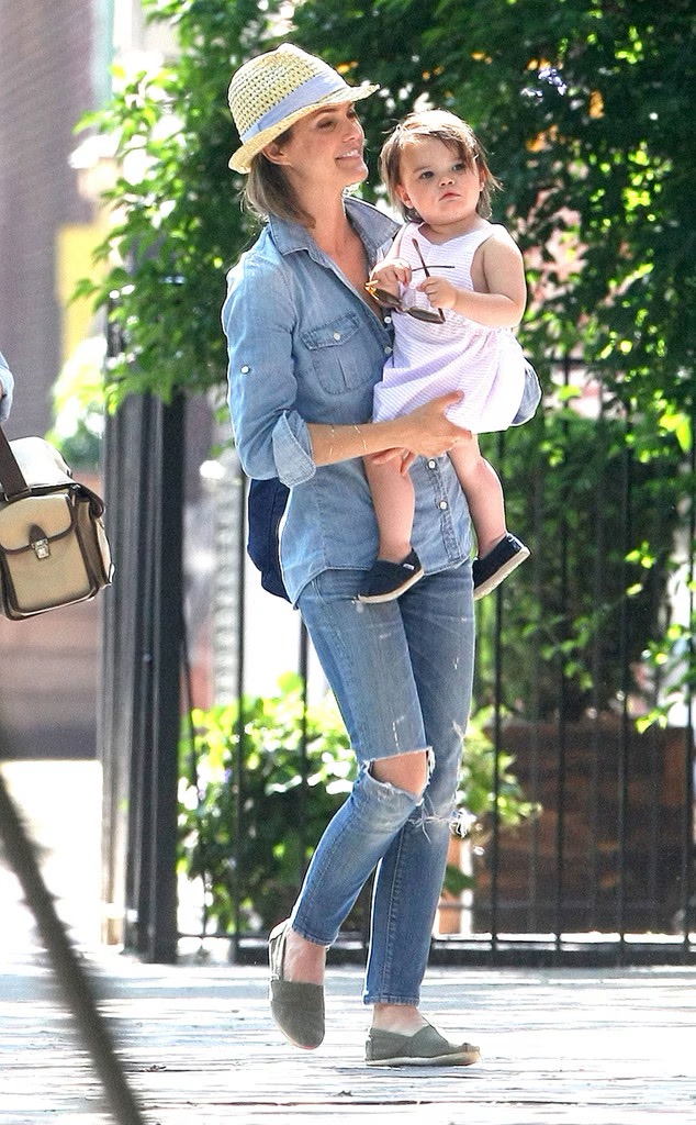 This earlier photo shows Willa still small enough to be carried in her mother’s arms, capturing the everyday childhood years Keri largely kept away from red carpets and major public events. | Source: Getty Images