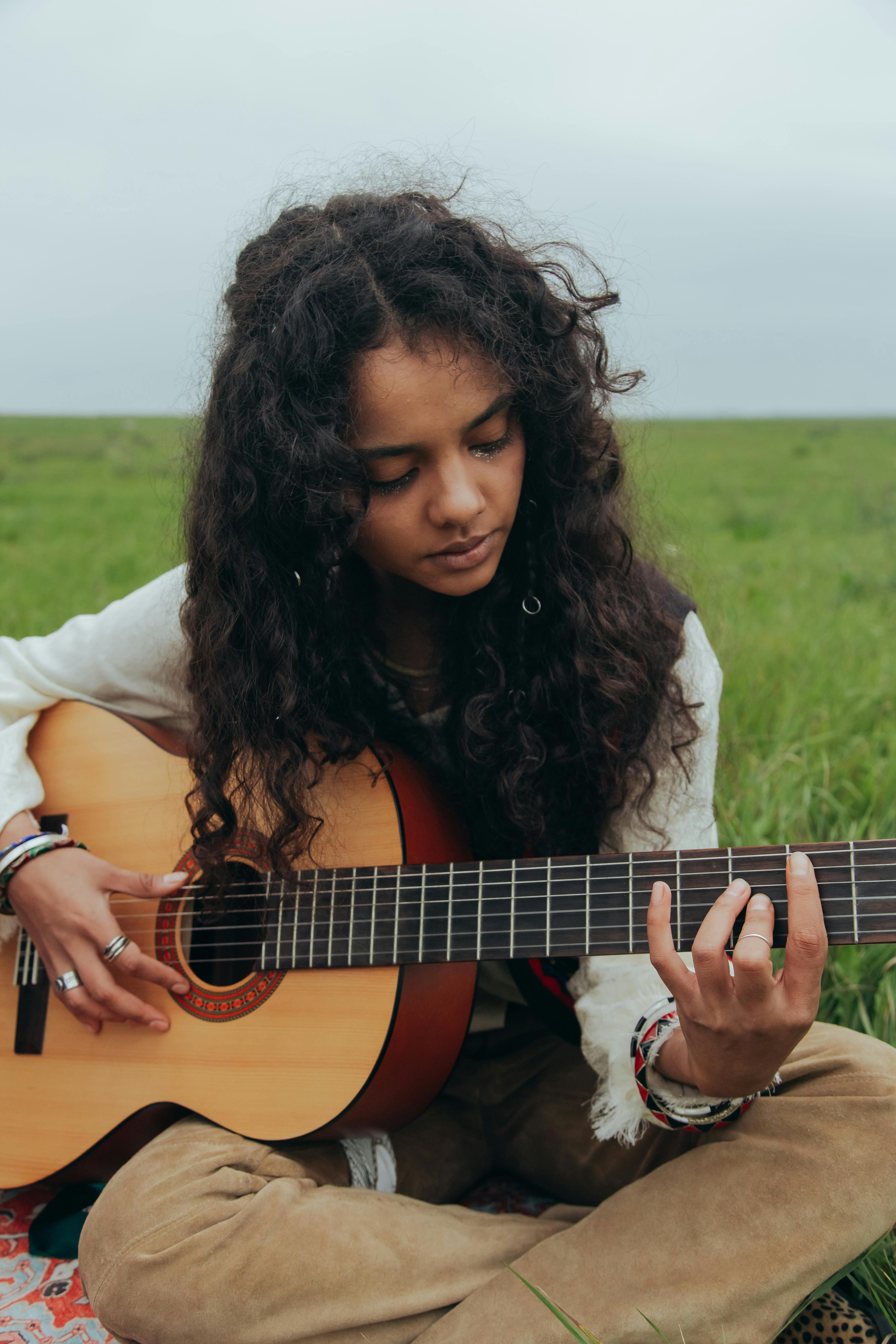 A woman playing the guitar | Source: Pexels