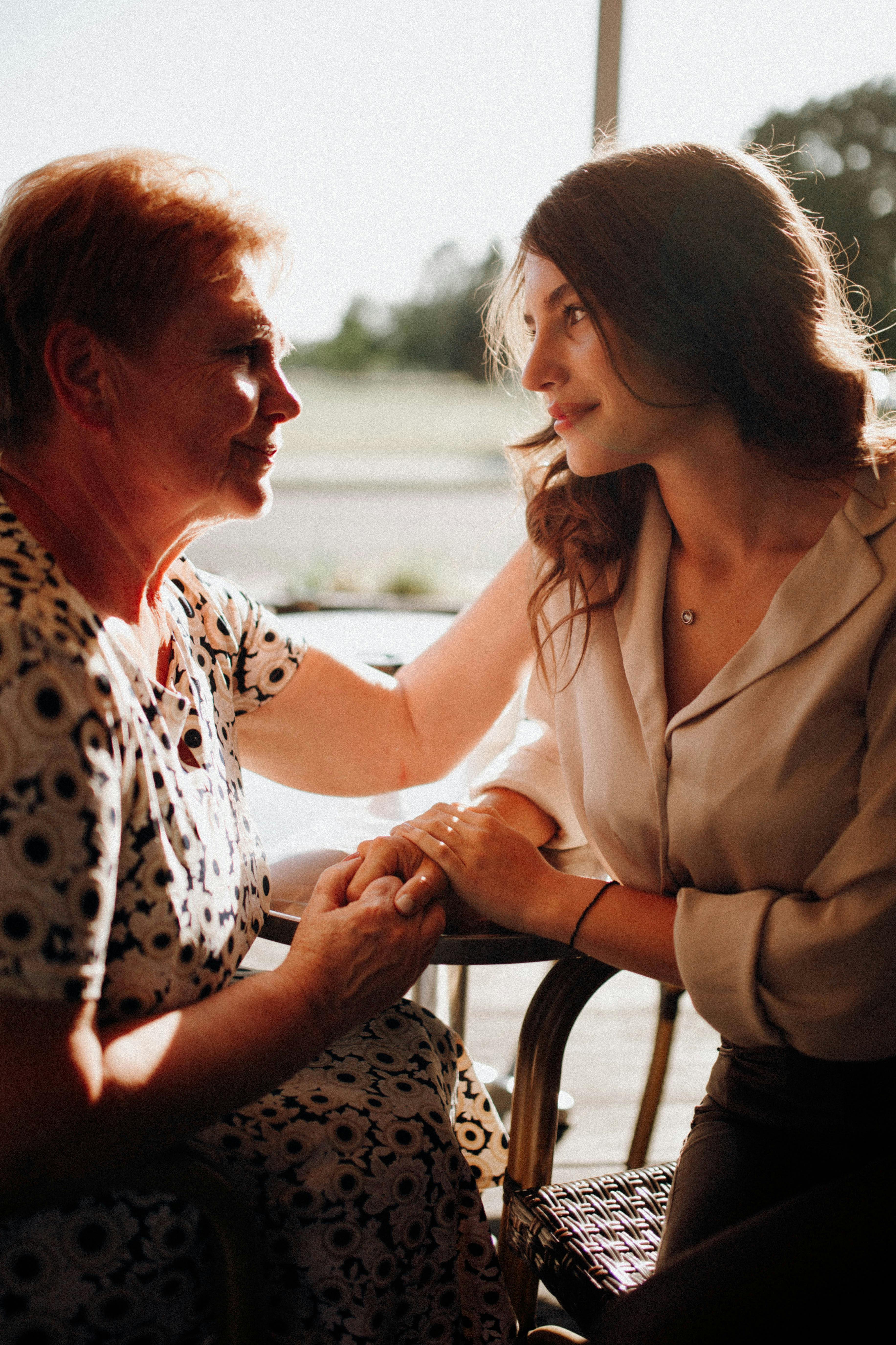 A woman hugging her aunt | Source: Pexels