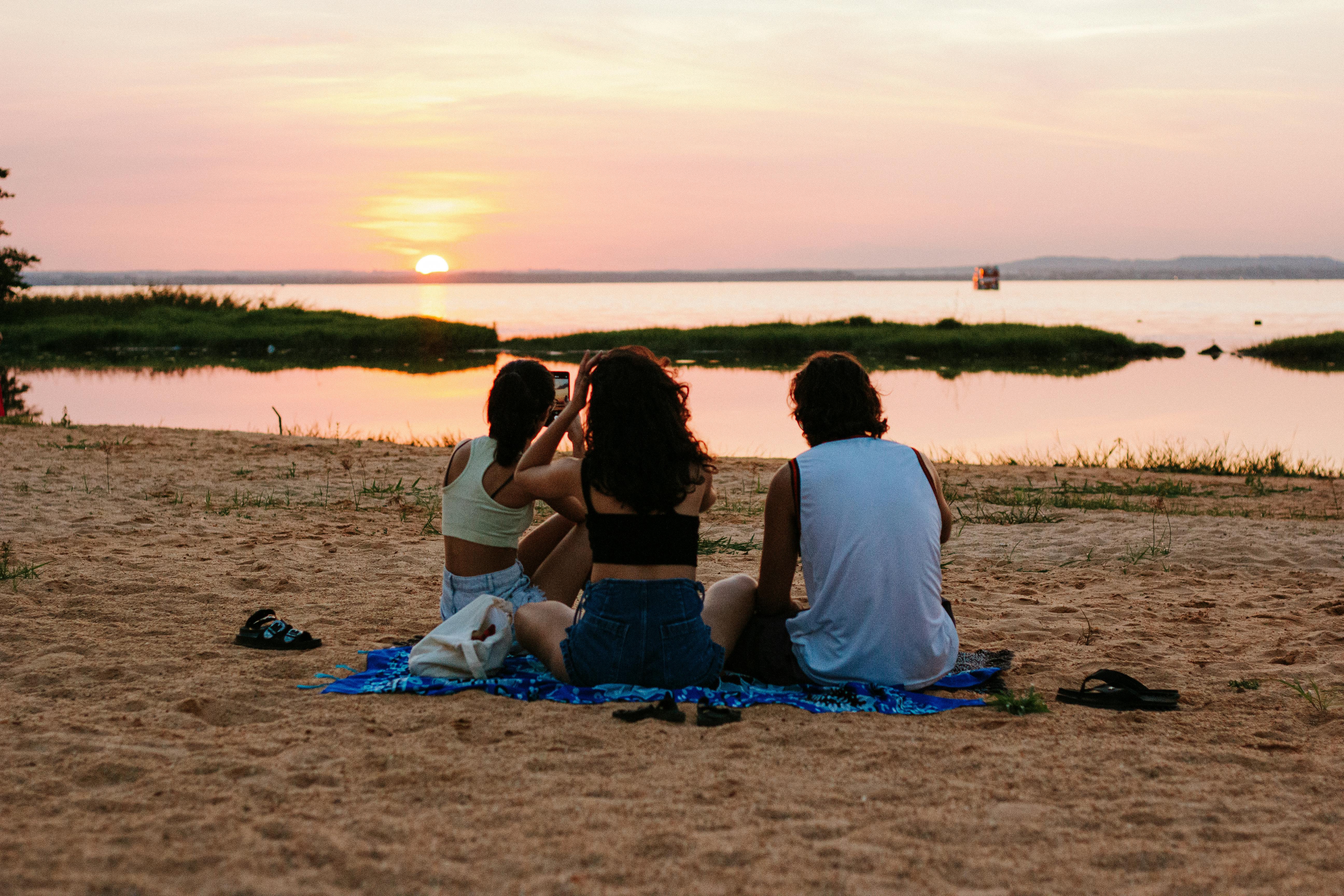 Friends on the beach | Source: Pexels
