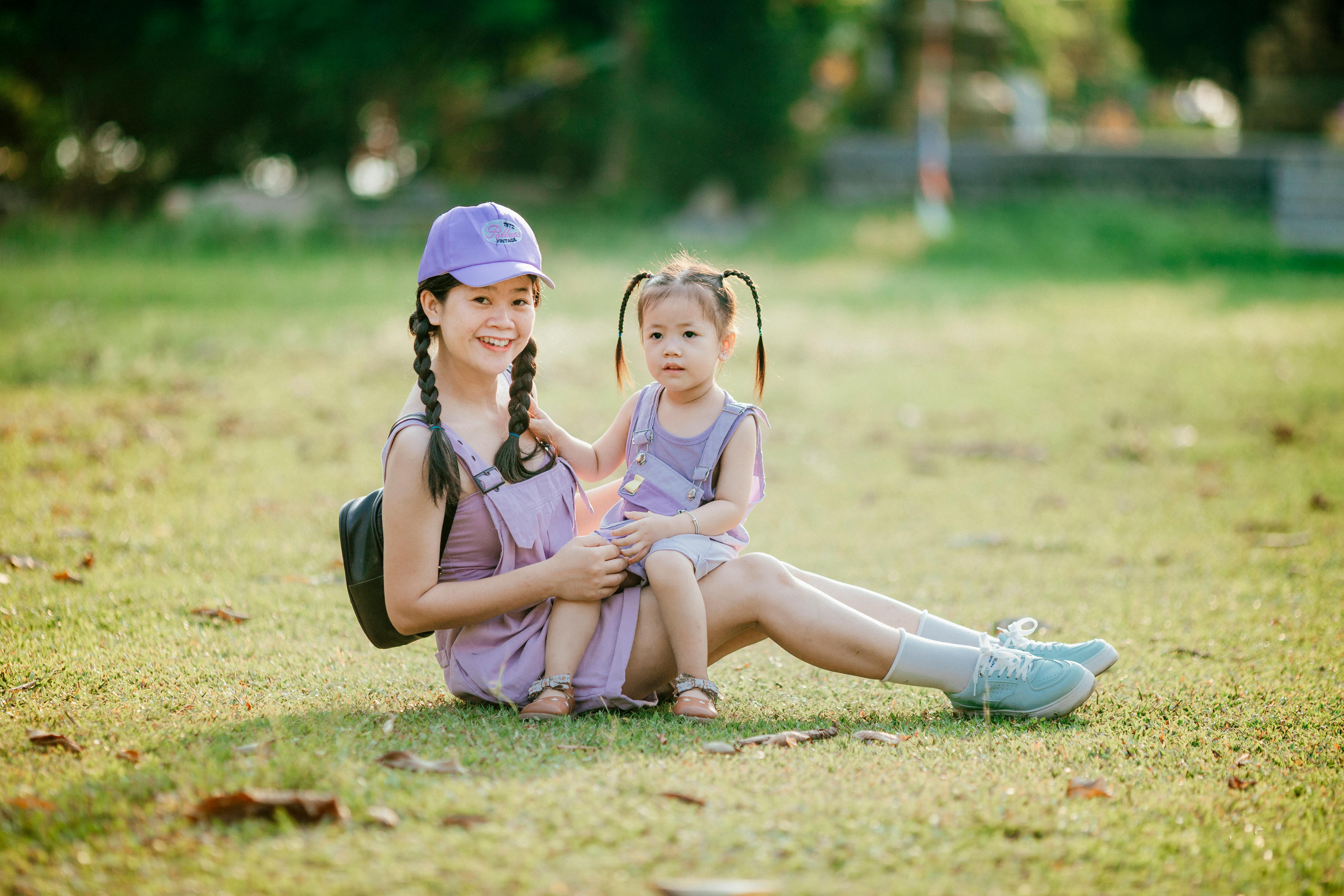 Woman bonding with her child outdoors | Source: Pexels