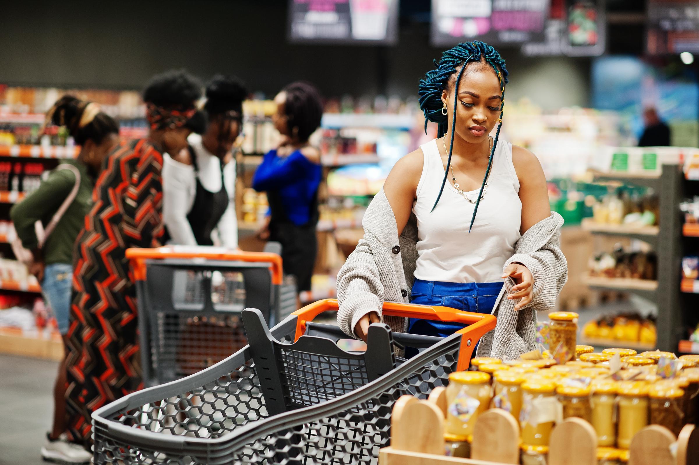 Woman at a grocery store | Source: Freepik