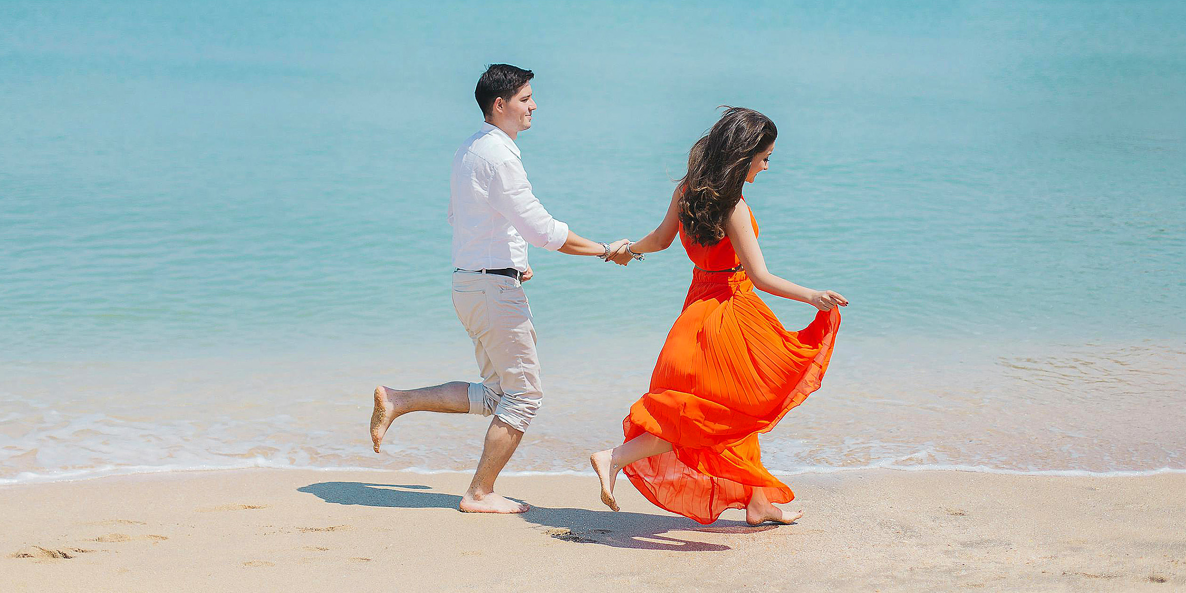A happy couple by the shore | Source: Pexels
