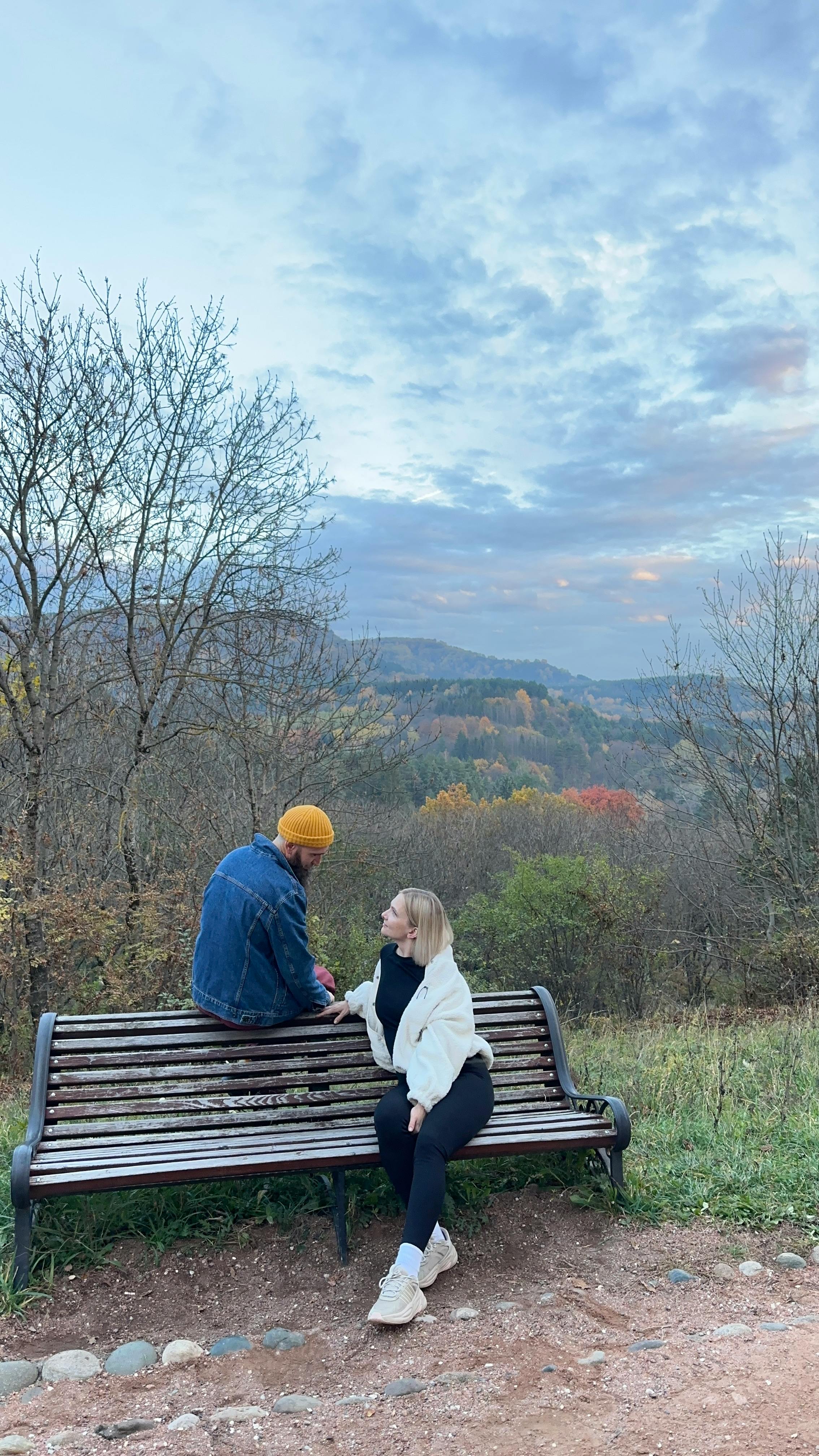 A couple at the park together | Source: Pexels