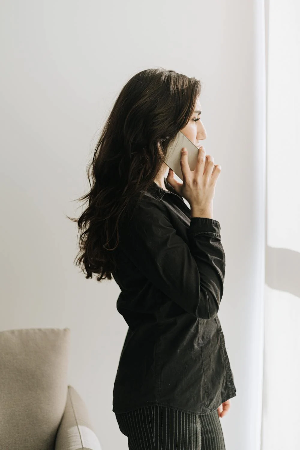 A confident woman talking on her phone | Source: Pexels