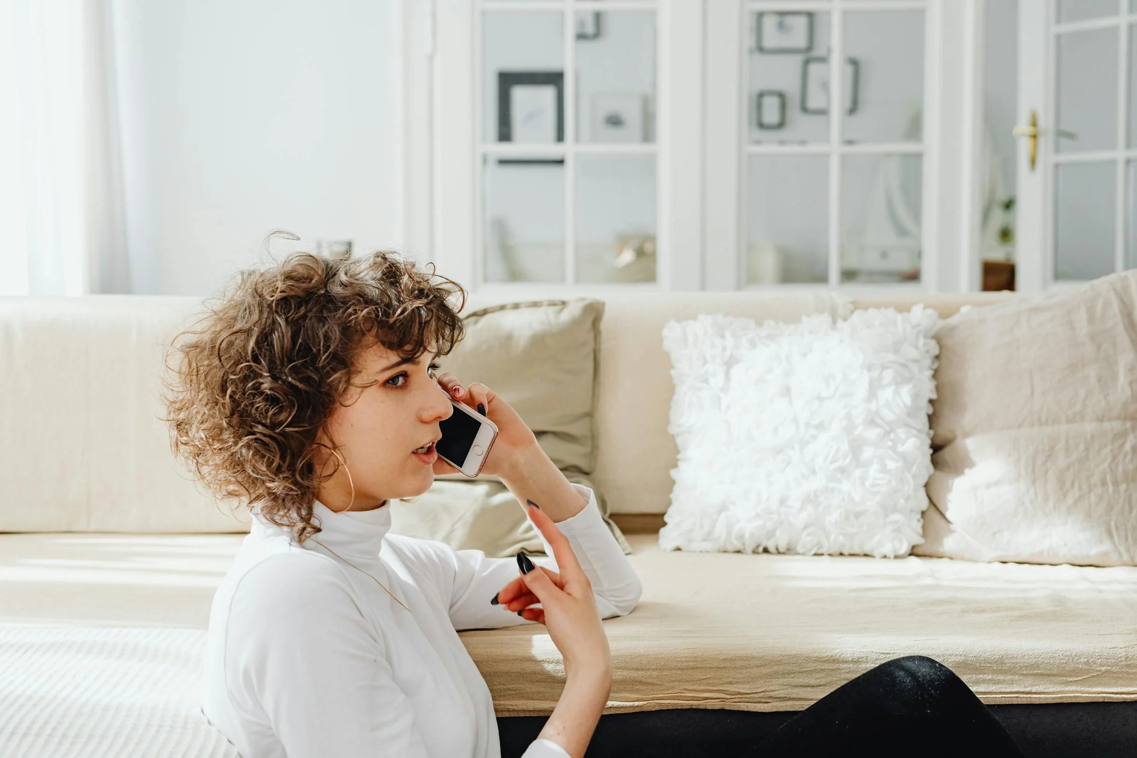 A concerned woman talking on her phone | Source: Pexels