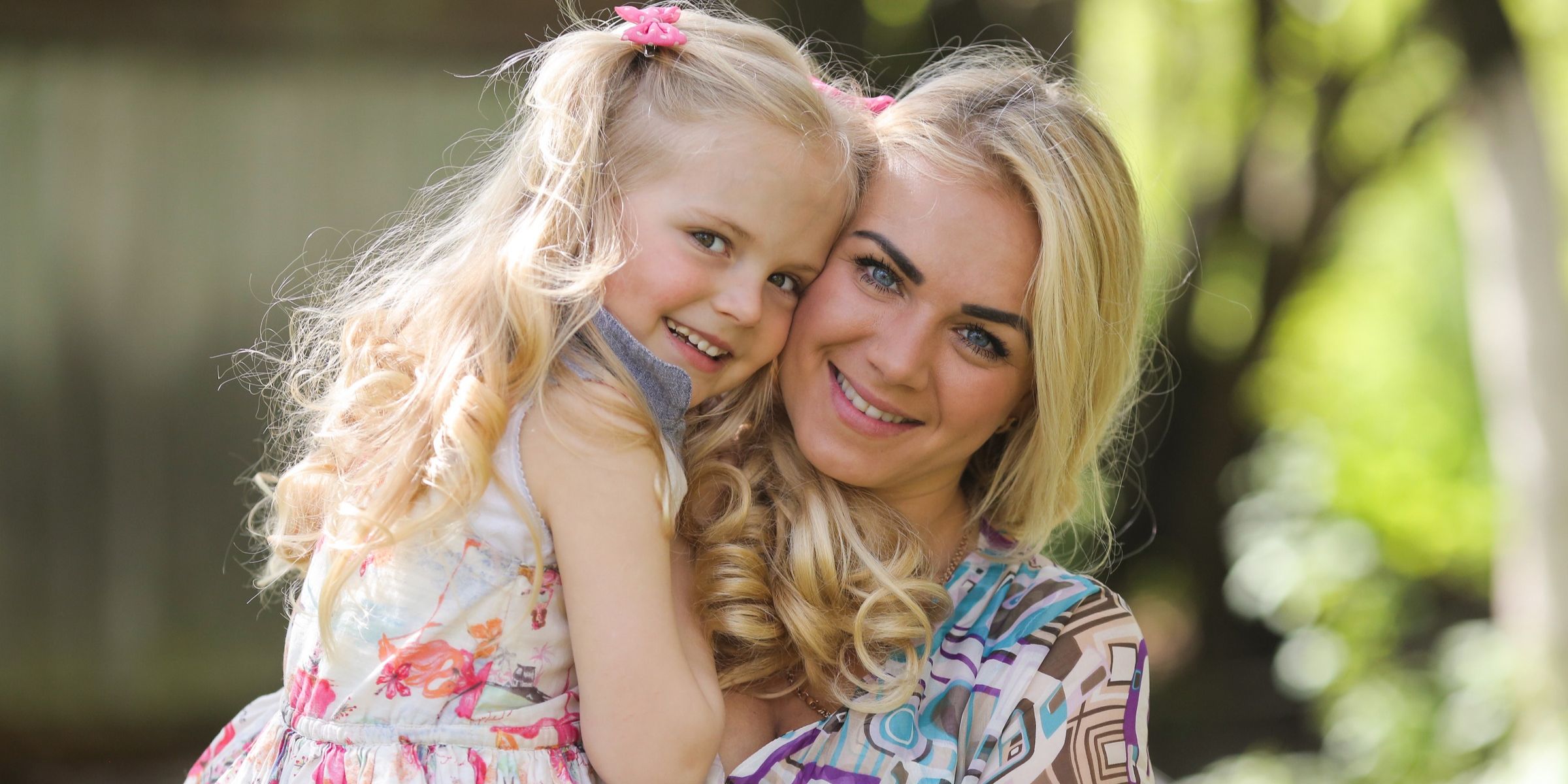 A close-up of a smiling mother and daughter | Source: Magnific