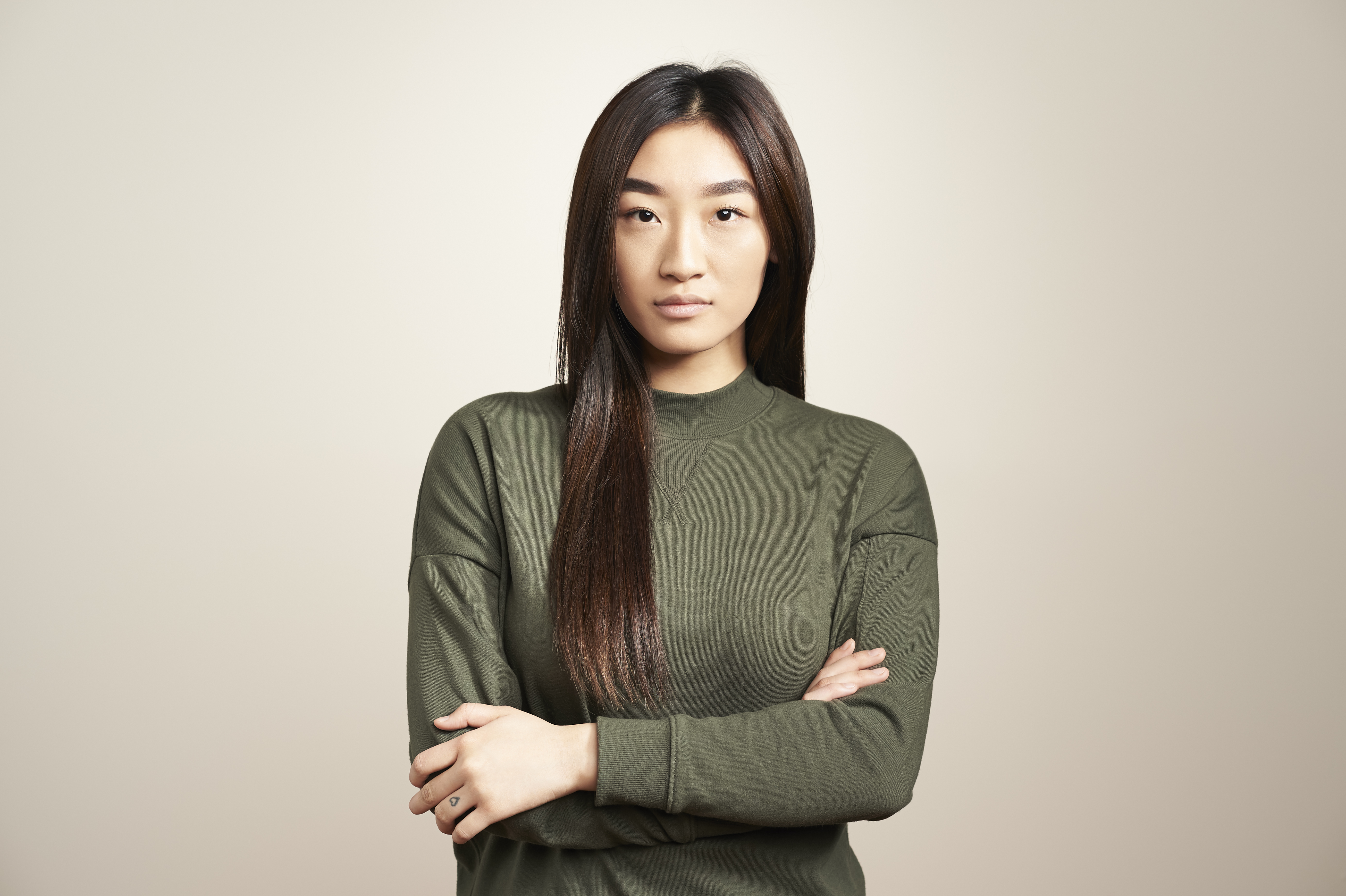 A woman with a blank face and folded arms. | Source: Getty Images