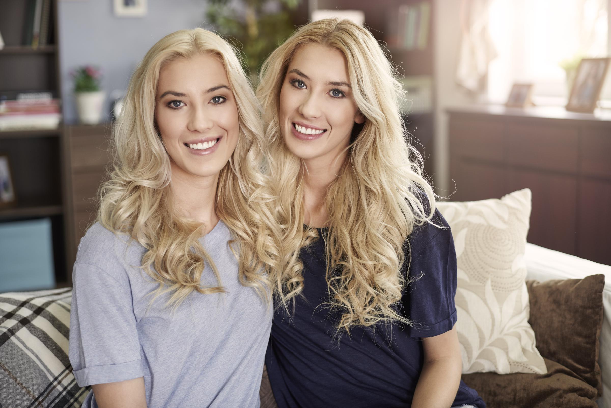 Portrait of beautiful twins at home | Source: Magnific
