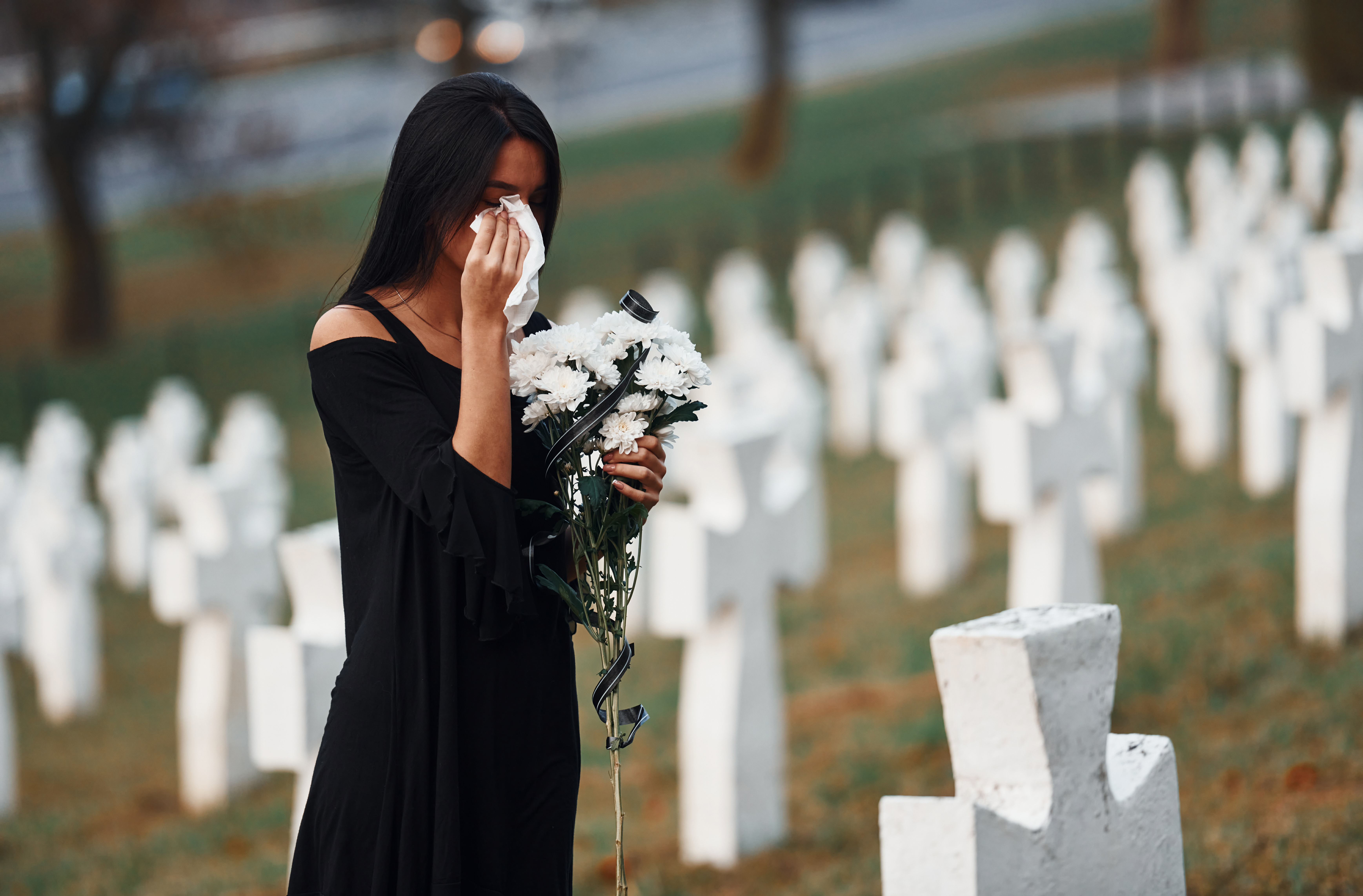 A young lady at the cemetery. | Source: Shutterstock