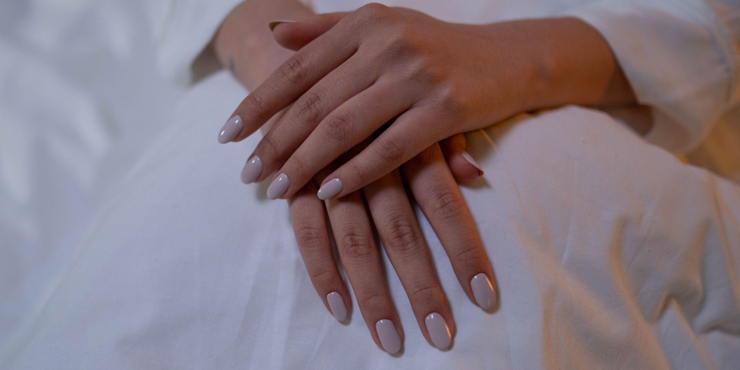 Chai latte manicure | Source: Pexels