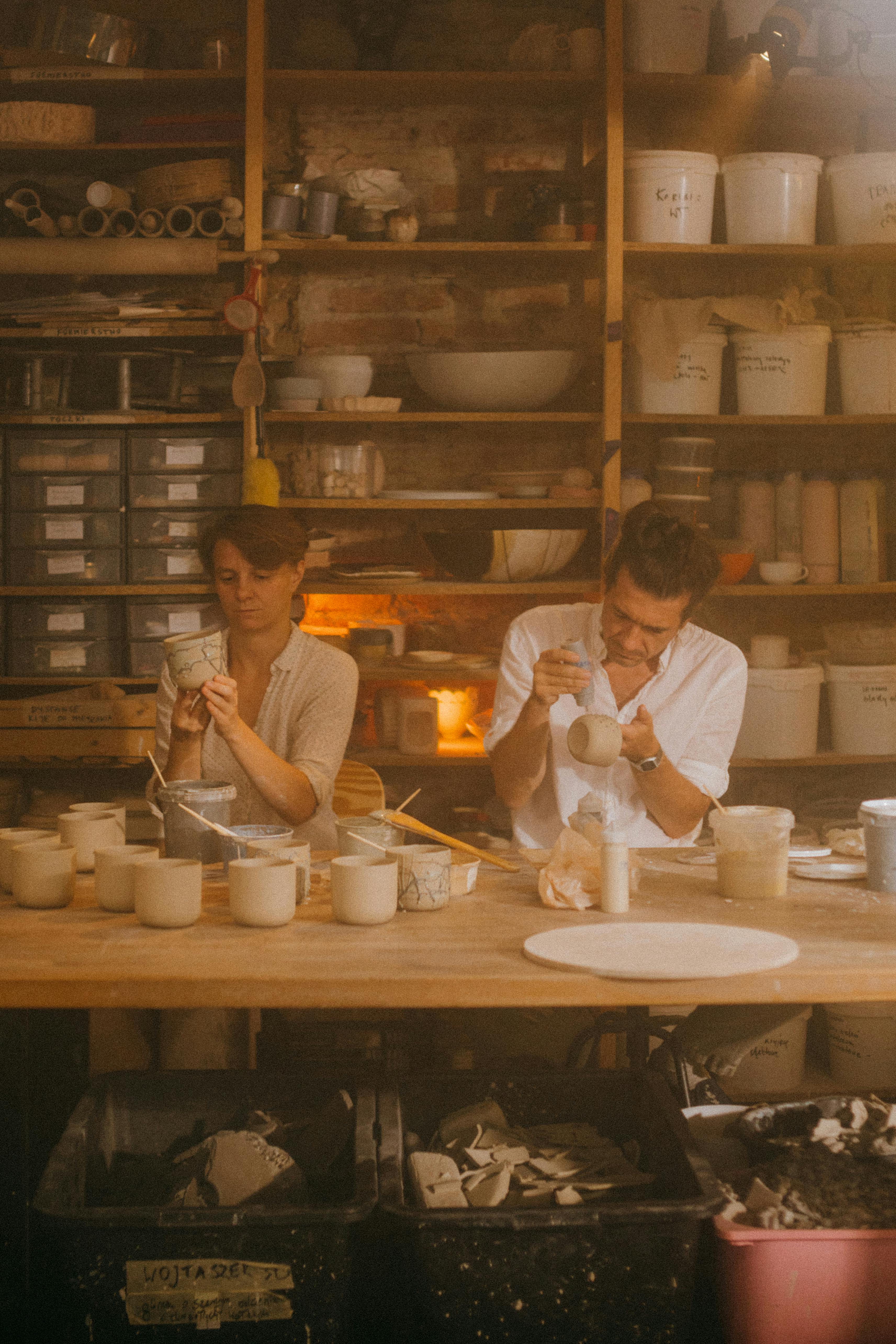 A couple doing pottery together | Source: Pexels