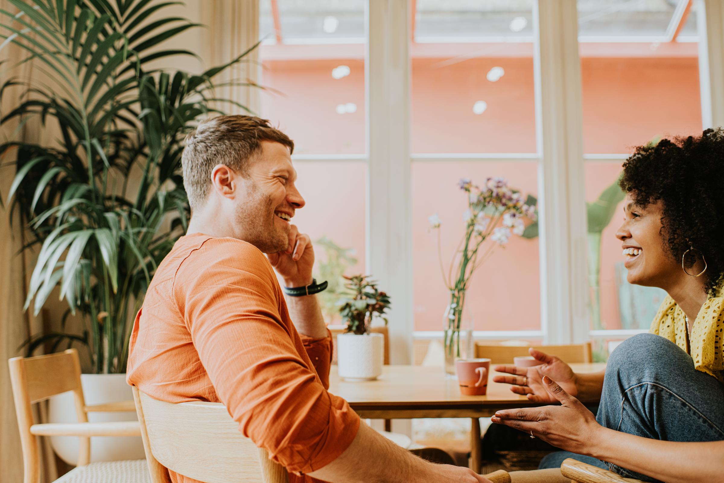 Couple in their 30s having a deep conversation over coffee | Source: Getty Images