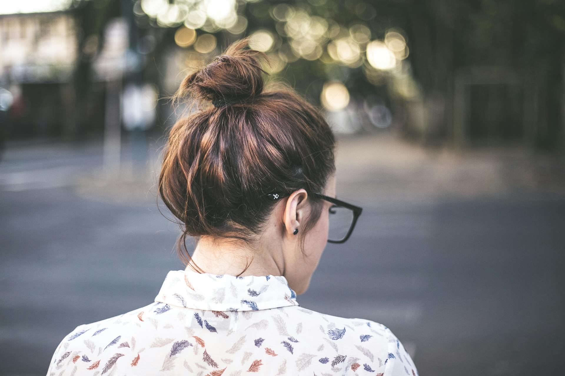 A woman standing outdoors | Source: Pexels