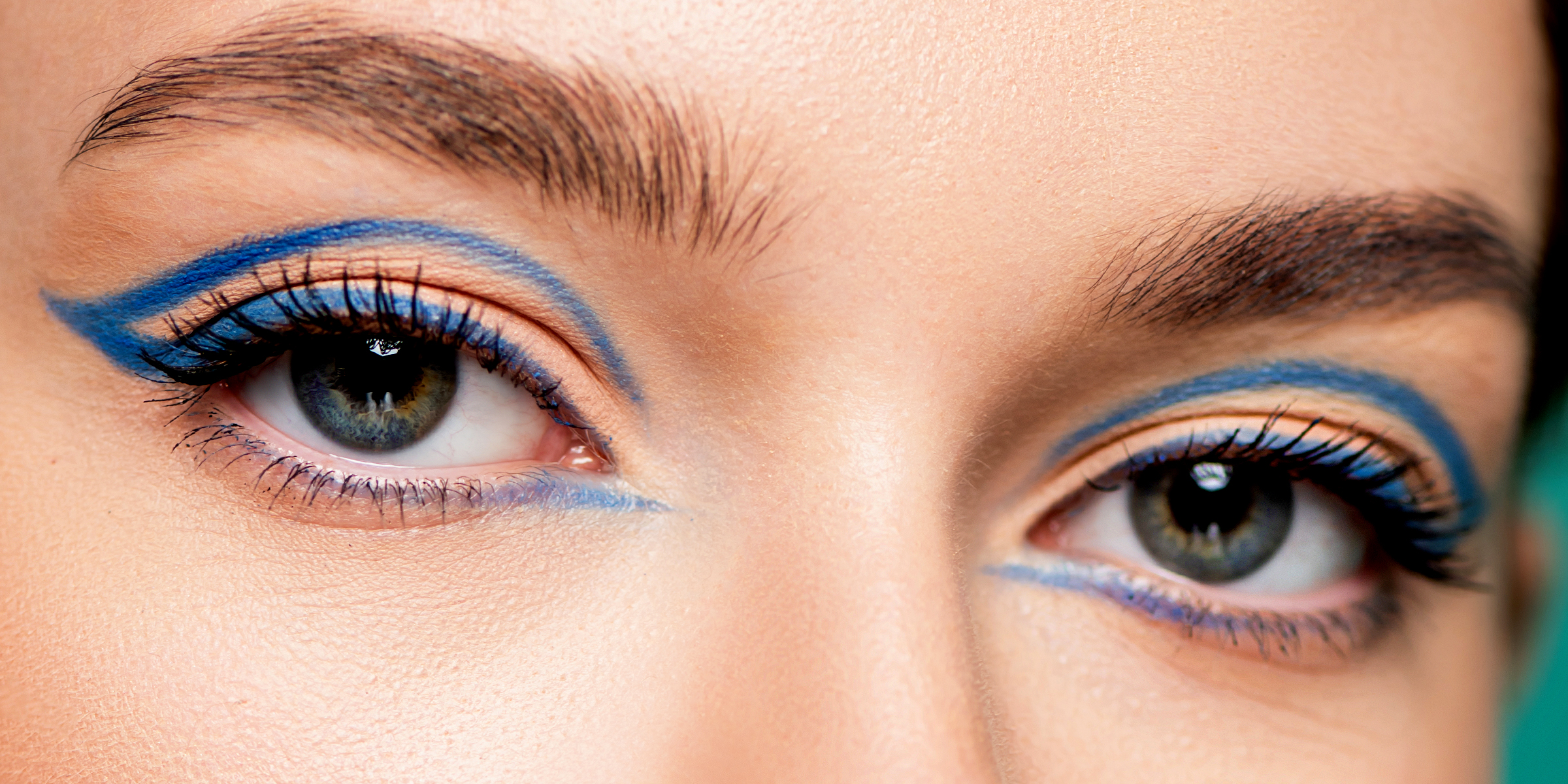 Blue eyeliner. | Source: Shutterstock