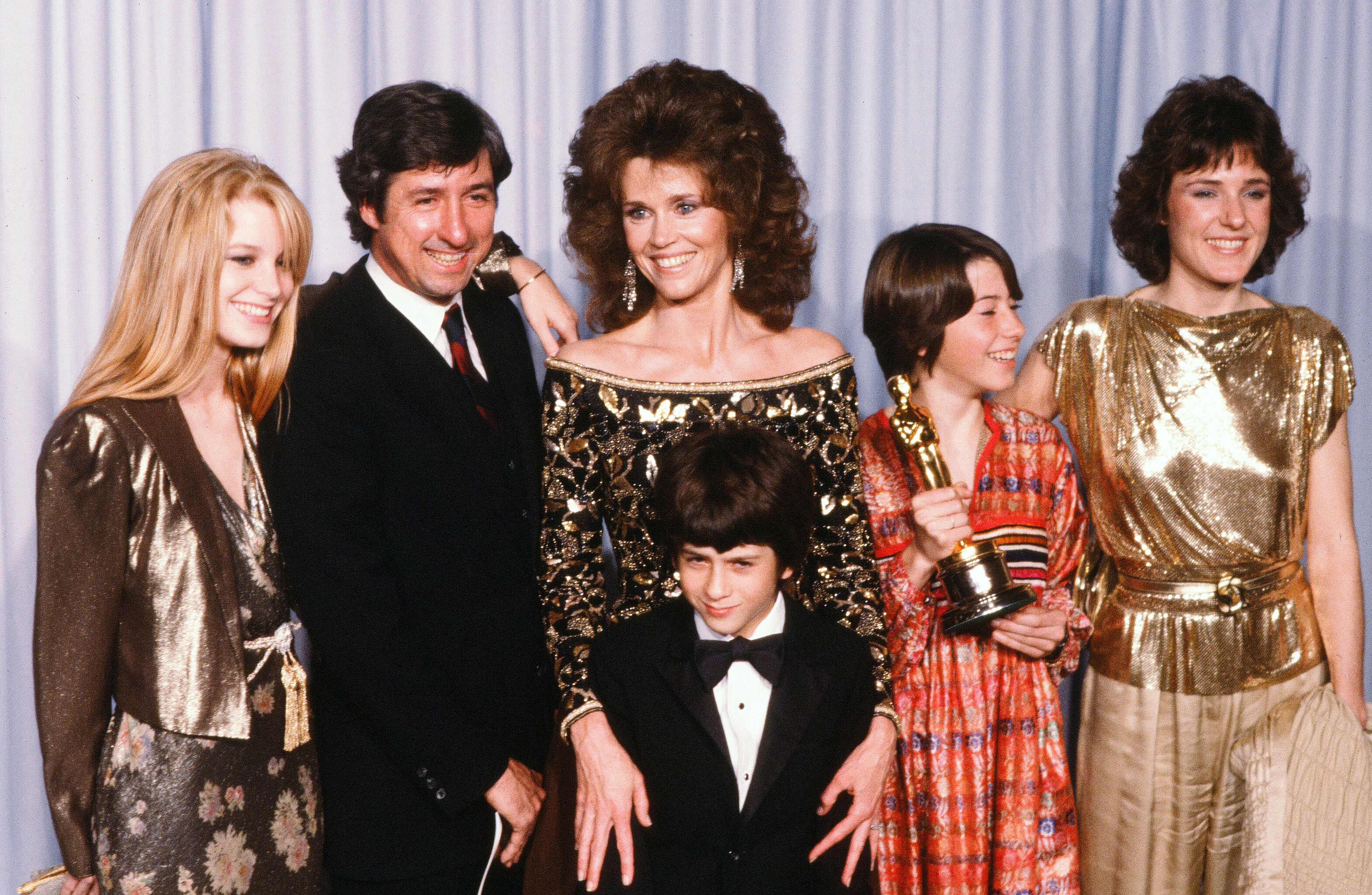 Actress Jane Fonda with husband Tom Hayden and family, Bridgette Fonda (L) ,Troy Garity, Vanessa Vadim and Amy Fonda (R) poses backstage after accepting her father Henry Fonda "Best Actor" award during the 54th Academy Awards at Dorothy Chandler Pavilion in Los Angeles. | Source: Getty Images
