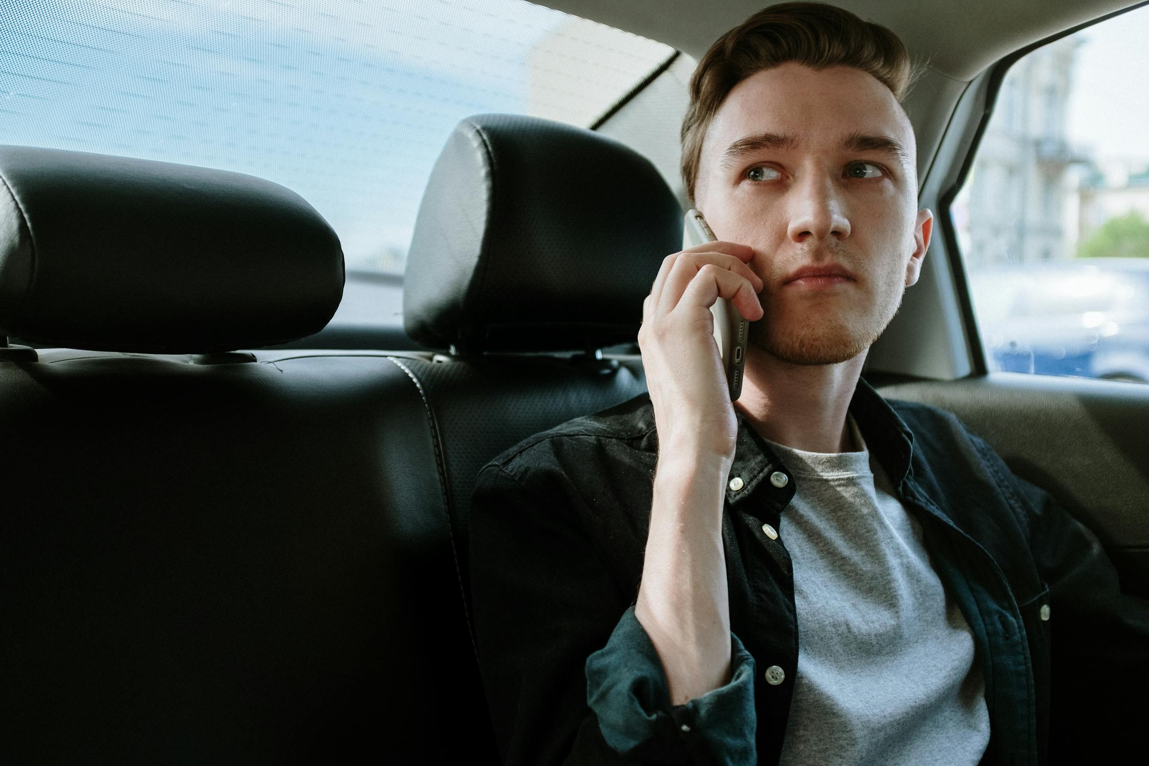 A serious man talking on his phone | Source: Pexels