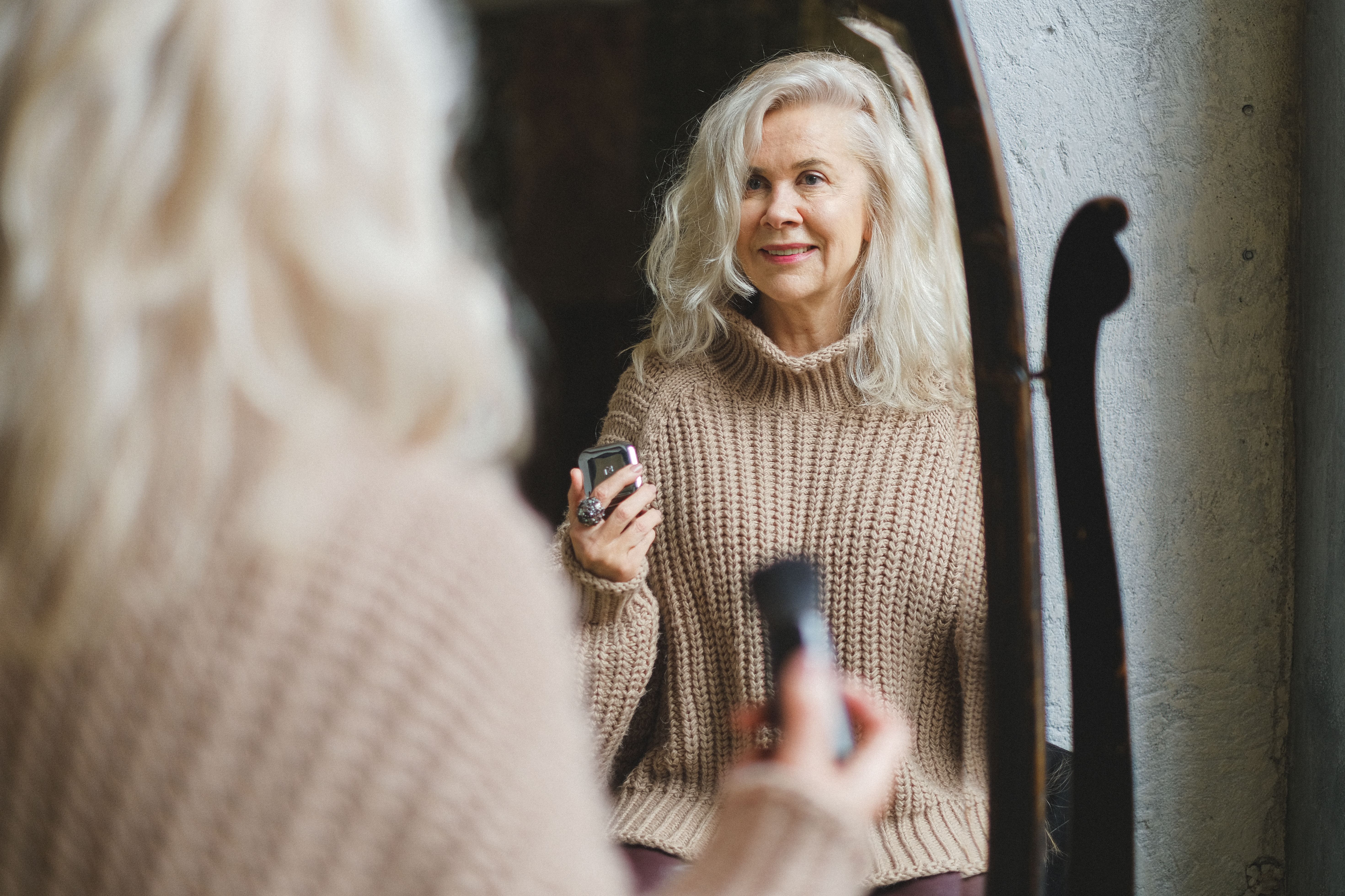 Older woman with full hair and delicate layers around the face | Source: Pexels