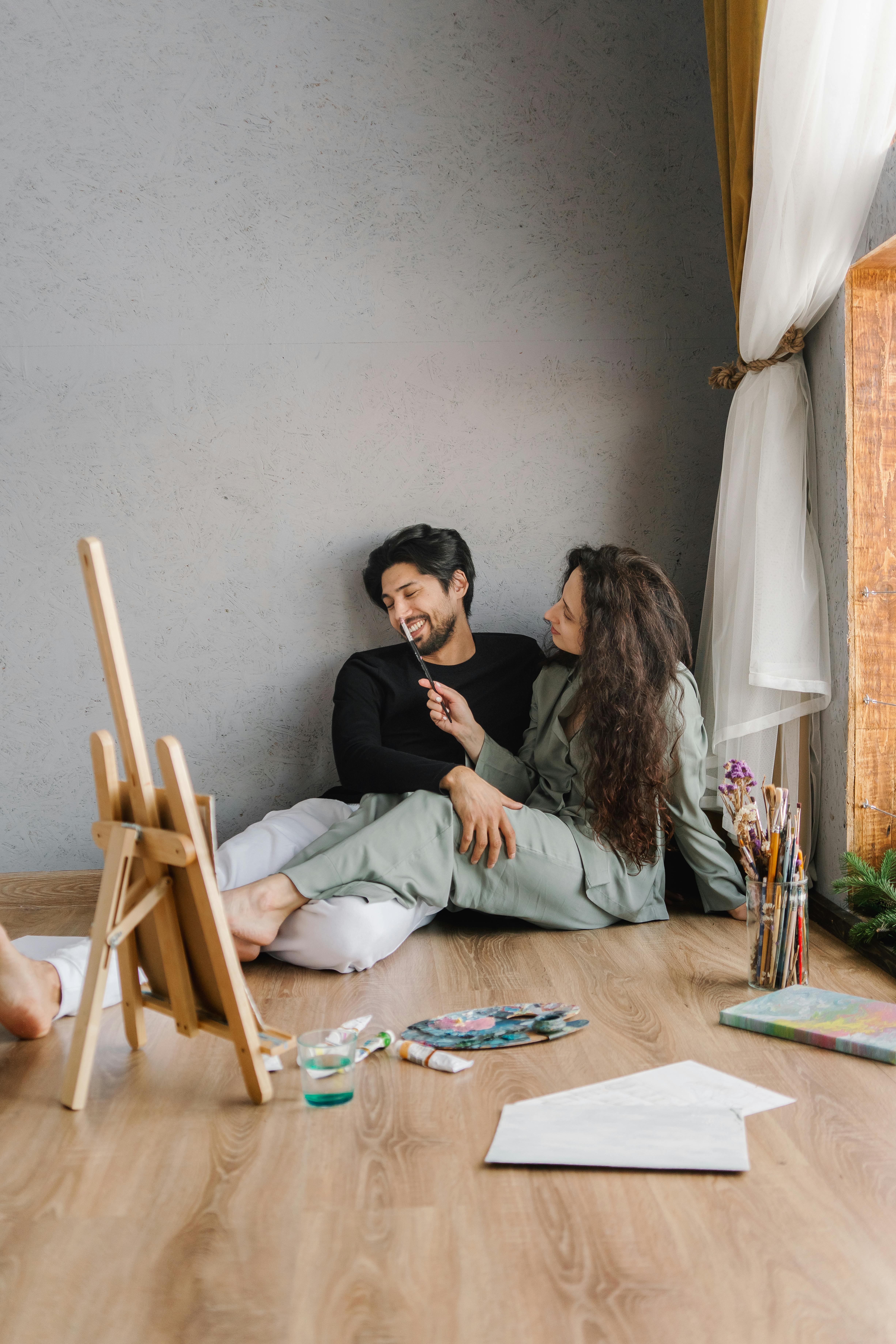 A couple painting together | Source: Pexels