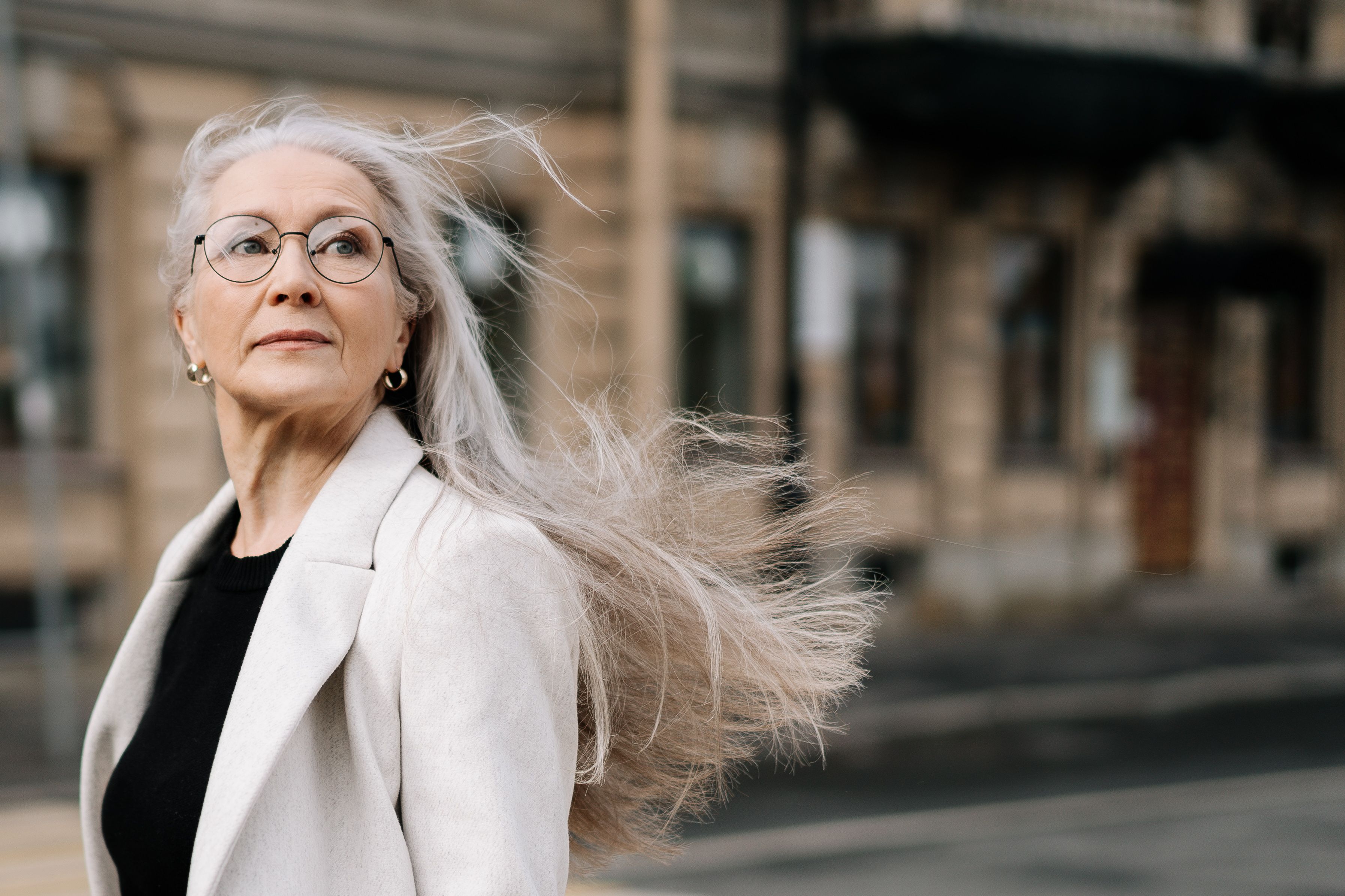 Stylish senior woman with long, gray hair | Source: Pexels