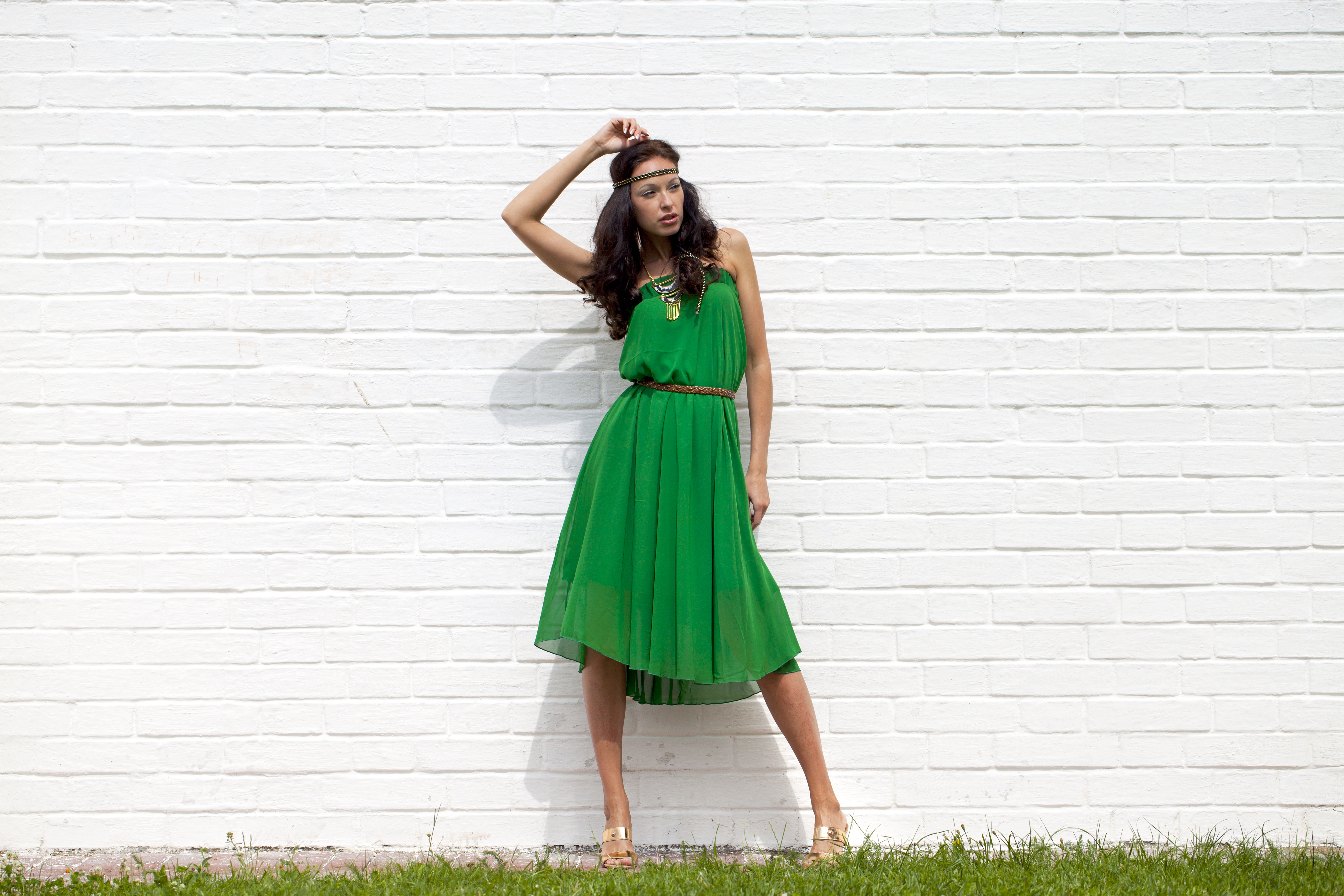 Photo of a woman wearing a belted dress | Source: Shutterstock