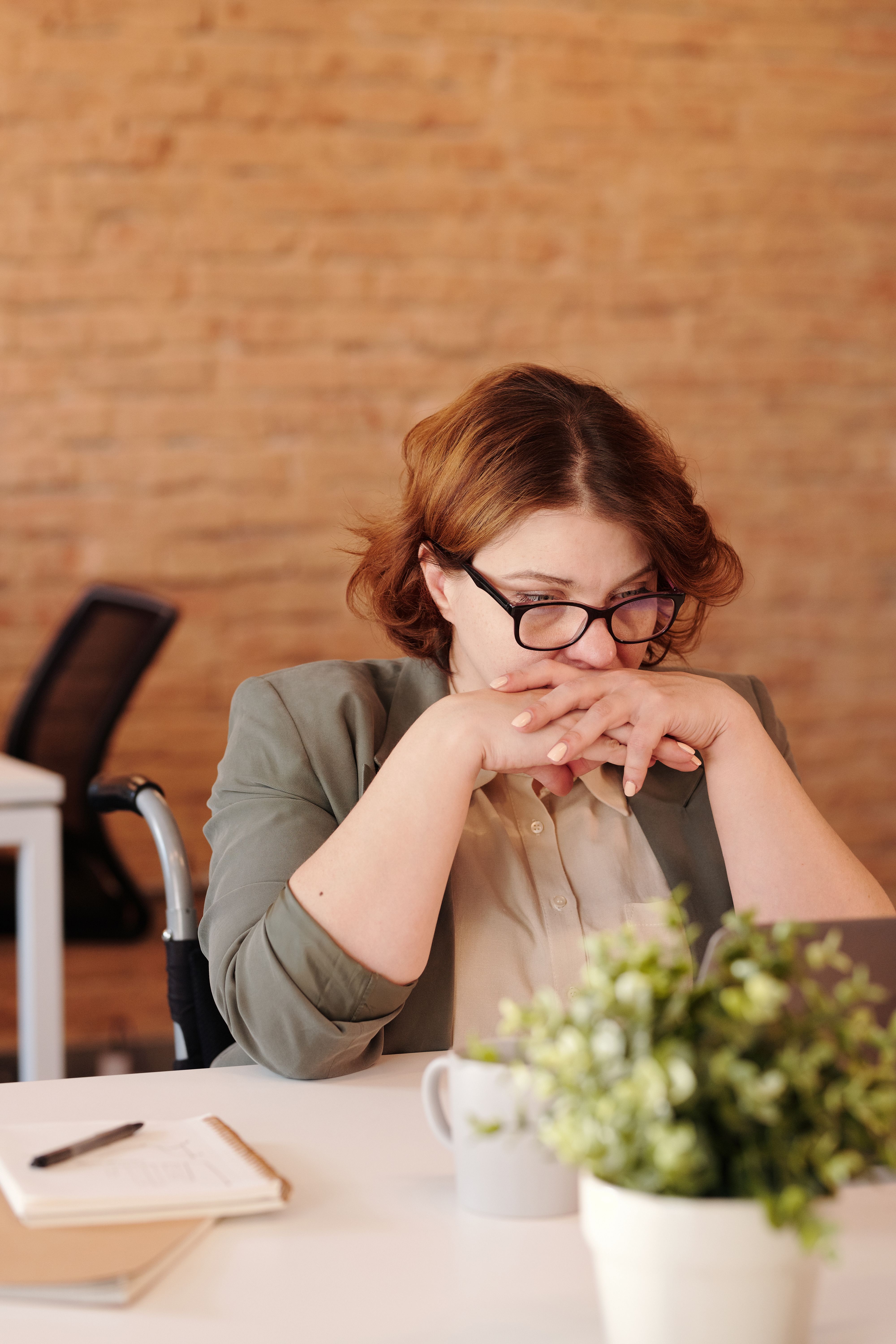 Woman taking a pause at work | Source: Pexels