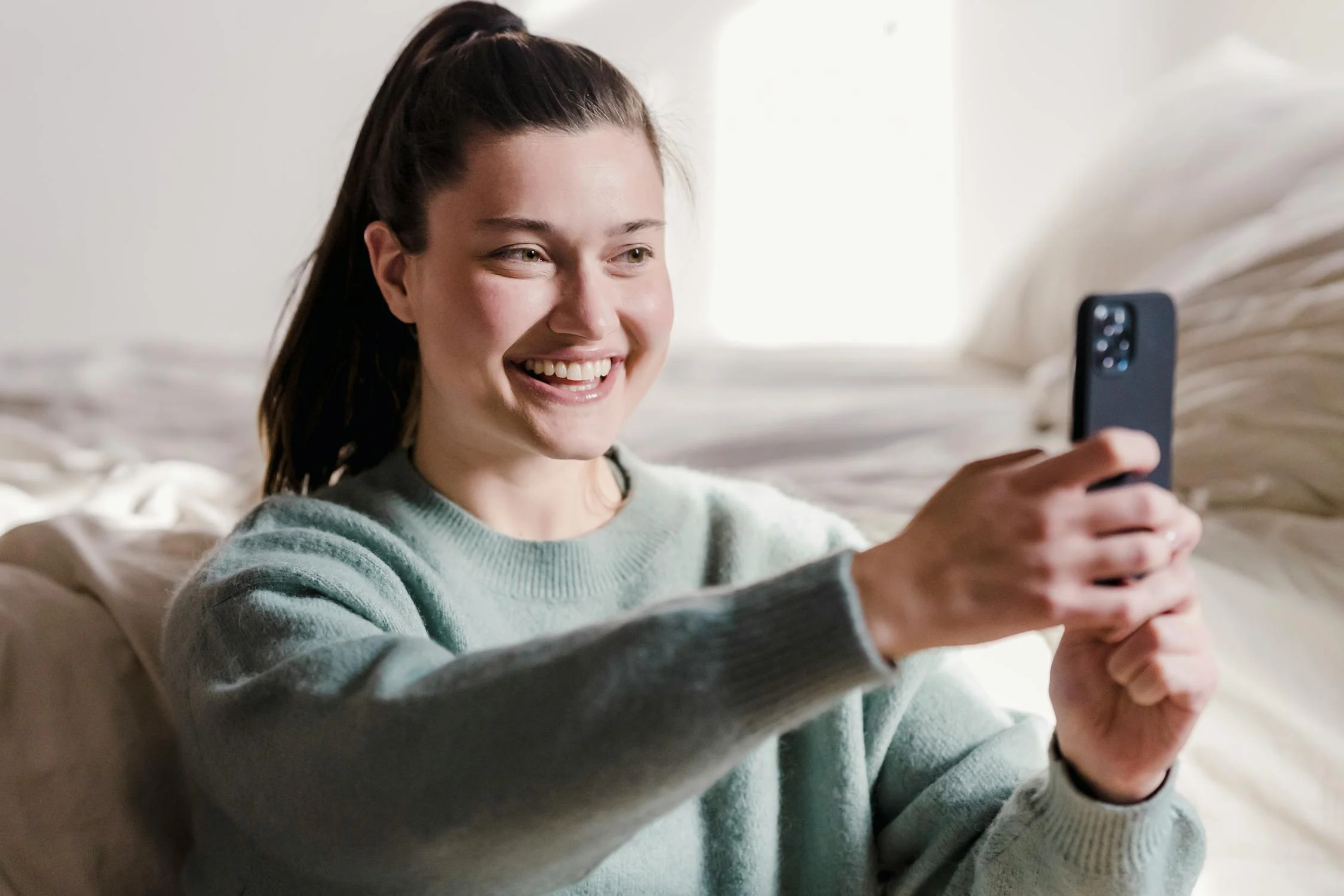 Uma mulher tirando uma foto com seu telefone | Fonte: Pexels