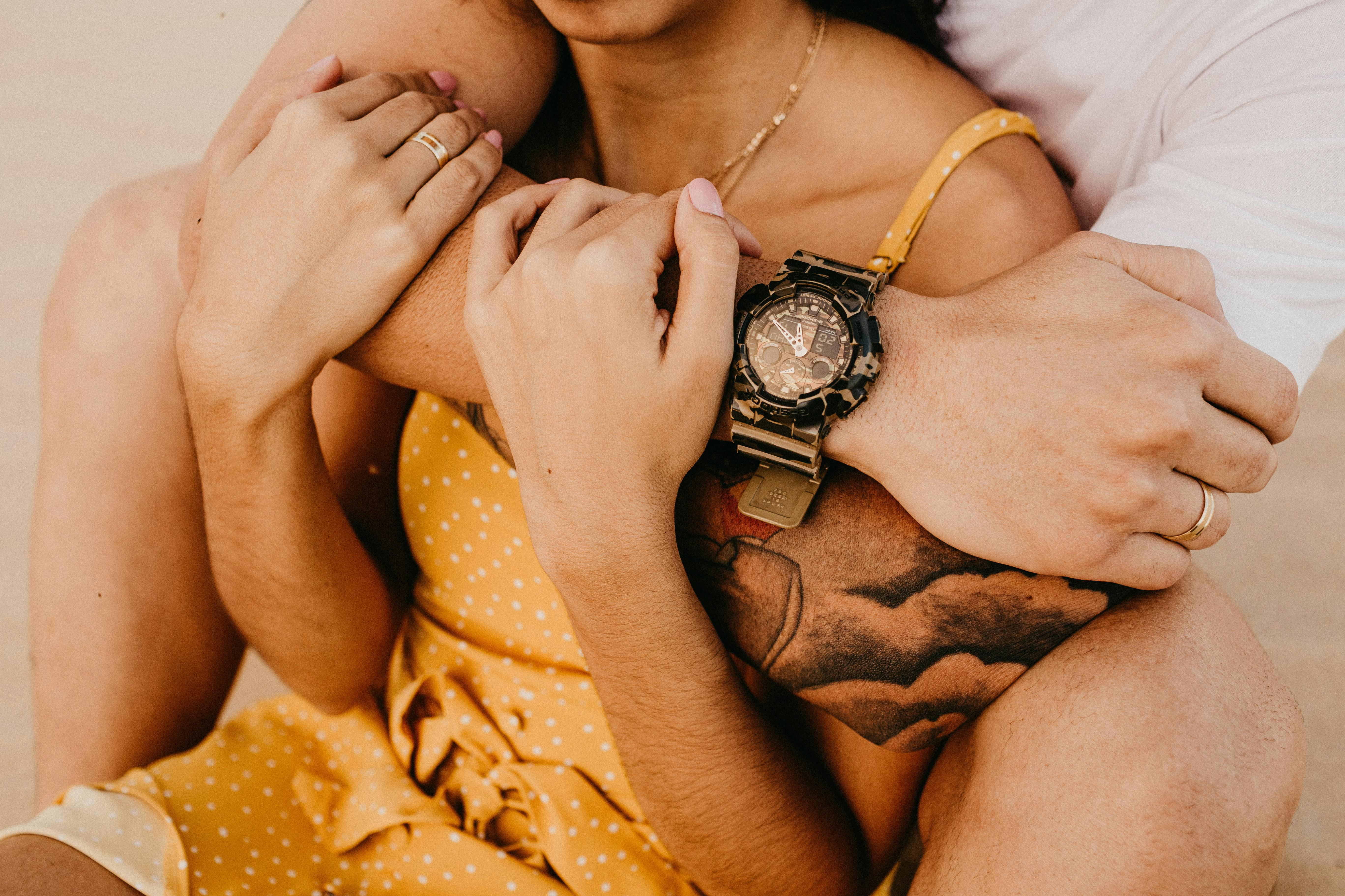 A couple embracing | Source: Pexels