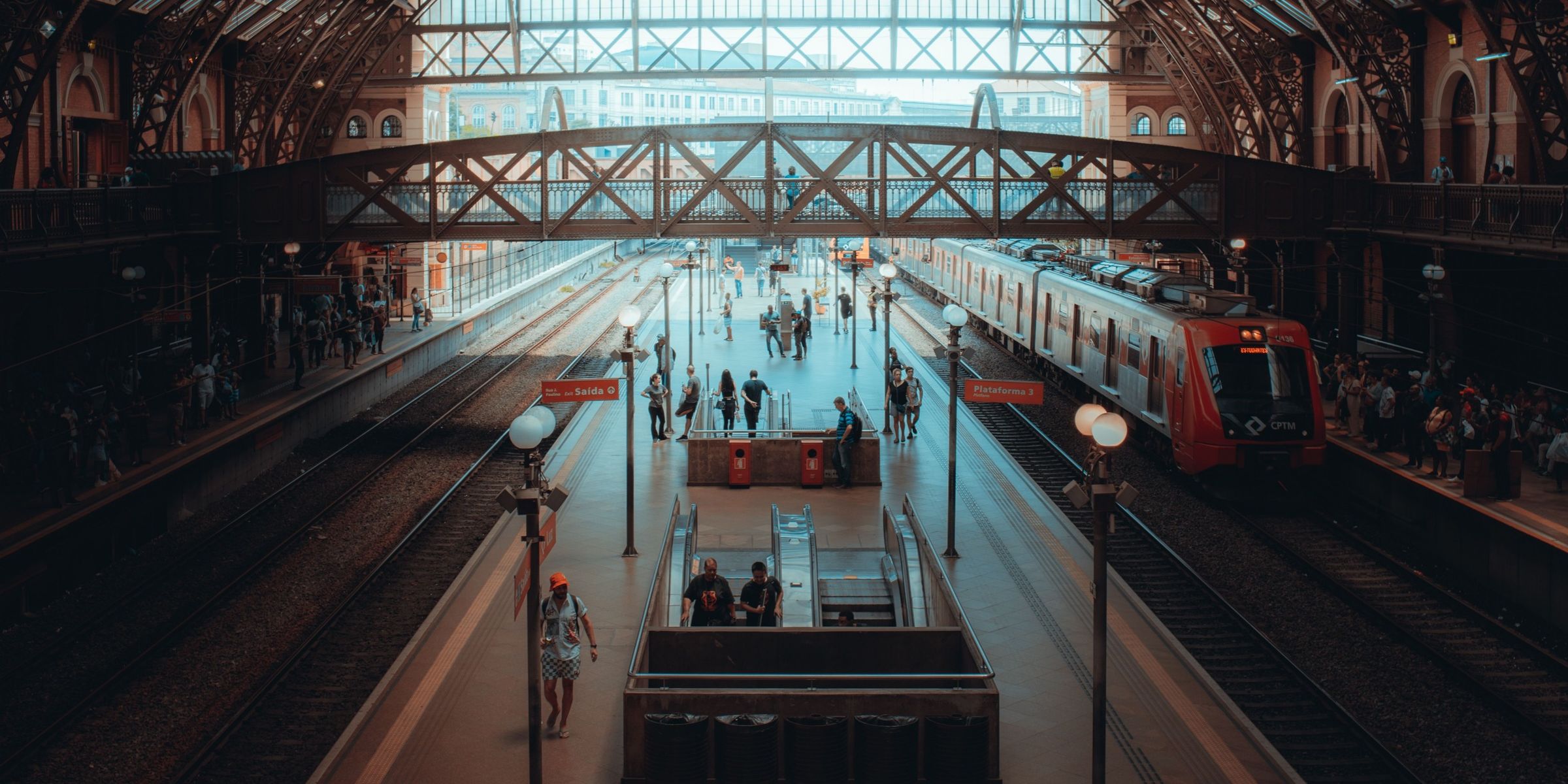 An aerial view of a train station | Source: Pexels