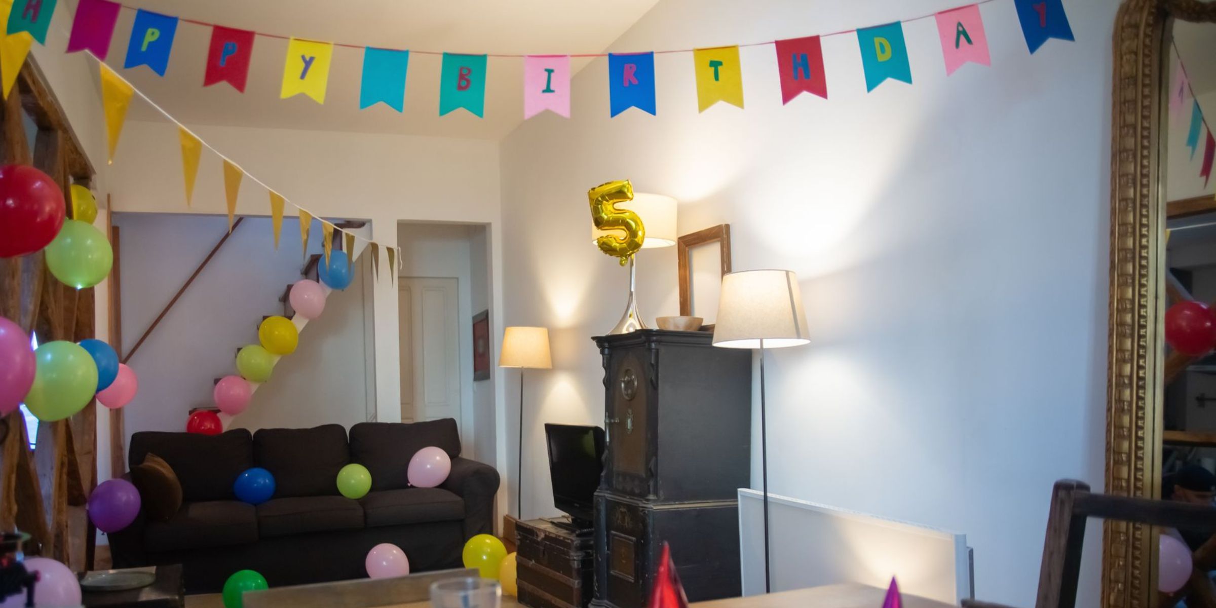 A room decorated for a birthday party | Source: Pexels