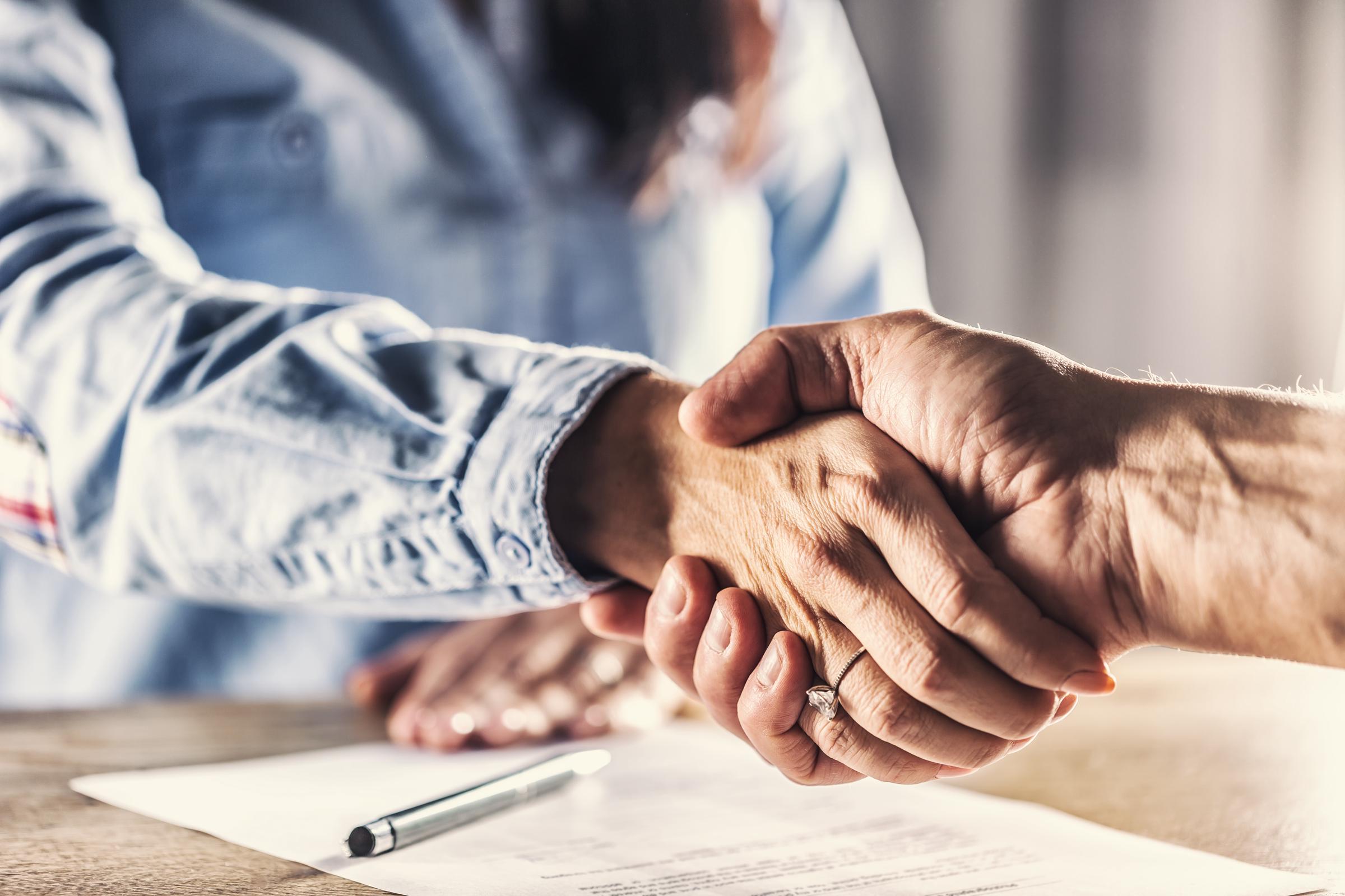 A man and a woman shaking hands | Source: Getty Images